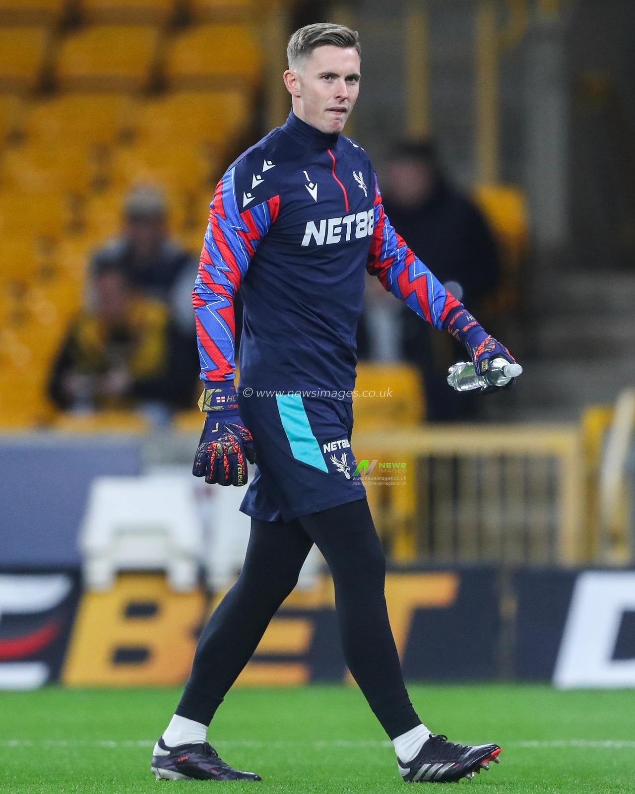 Dean Henderson of Crystal Palace during the pre-game warm up ahead of the Premier League match Wolverhampton Wanderers vs Crystal Palace at Molineux, Wolverhampton, United Kingdom, 2nd November 2024

(Photo by Gareth Evans/News Images)
