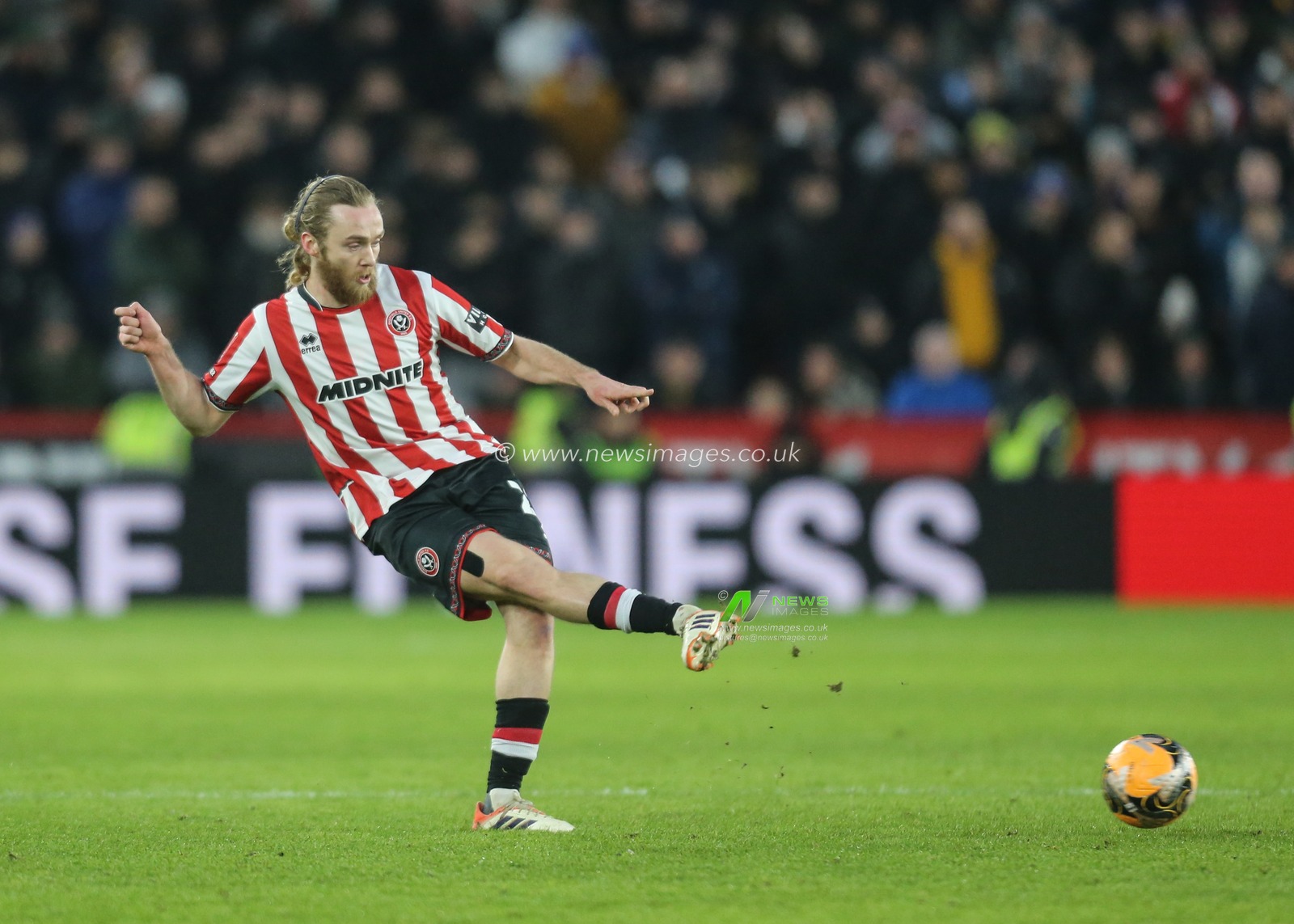 Tom Davies of Sheffield United passes the ball during the Emirates FA Cup Third Round match Sheffield United vs Mansfield Town at Bramall Lane, Sheffield, United Kingdom, 11th January 2026

(Photo by Richard Bierton/News Images)