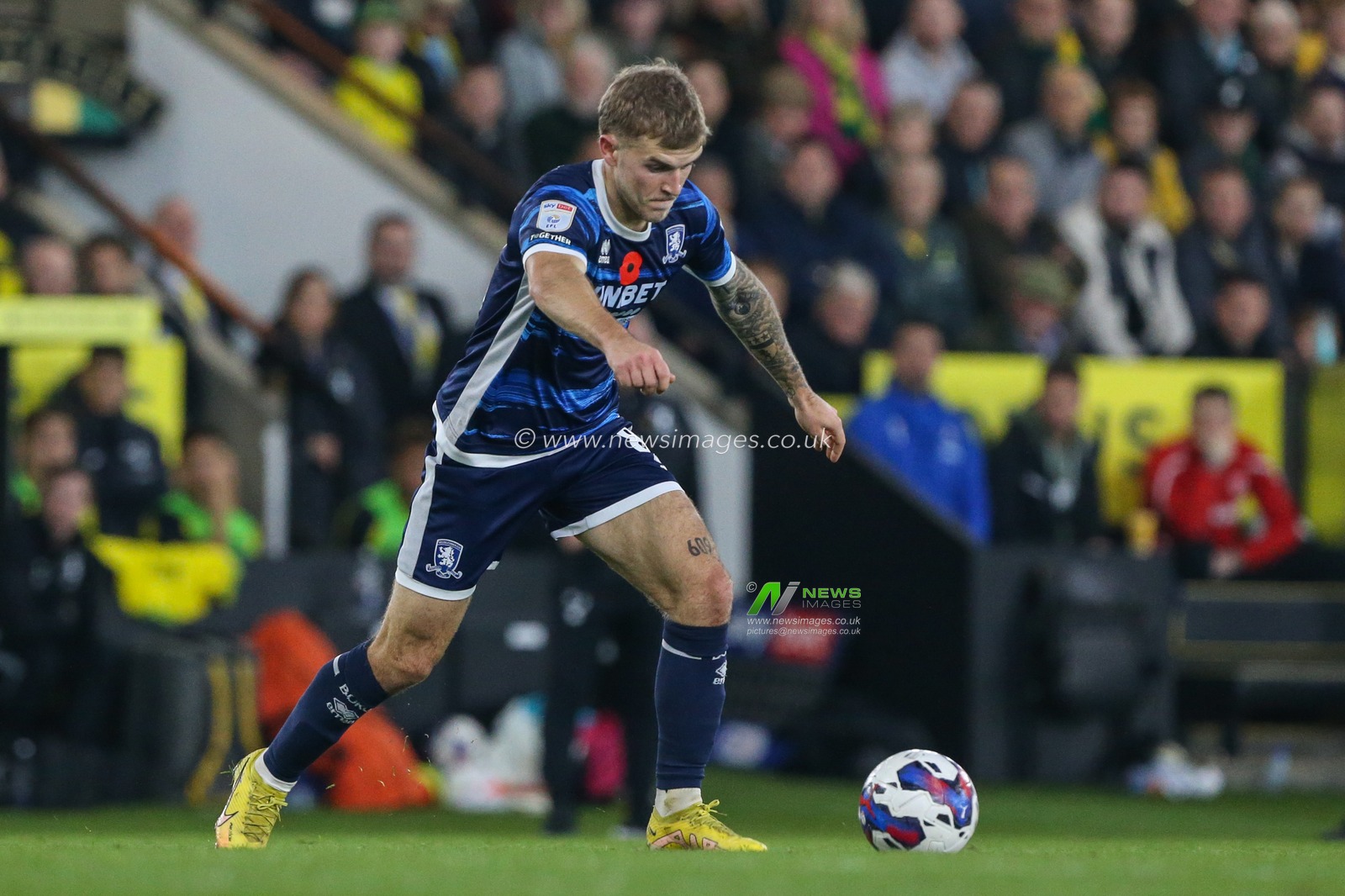 Riley McGree #8 of Middlesbrough on the ball during the Sky Bet Championship match Norwich City vs Middlesbrough at Carrow Road, Norwich, United Kingdom, 12th November 2022

(Photo by Arron Gent/News Images)