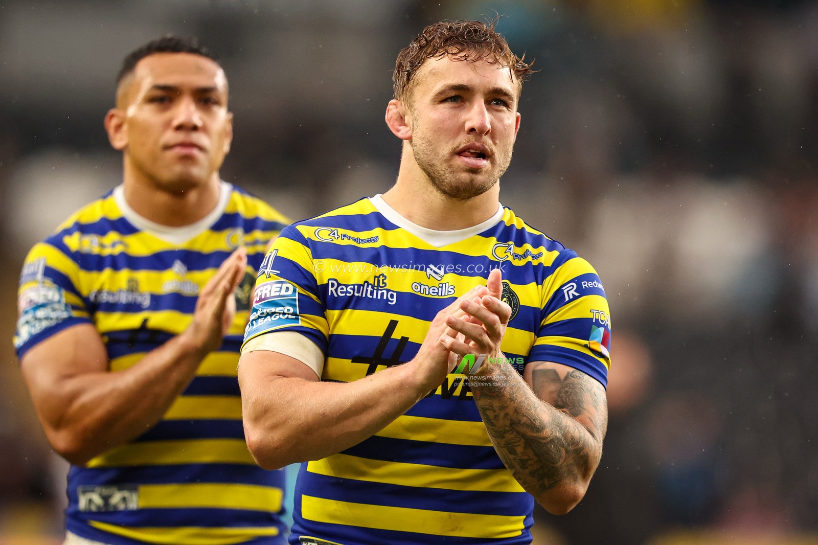 Warrington players applaud the fans a the final whistle during the Betfred Super League round 25 match Hull FC vs Warrington Wolves at MKM Stadium, Hull, United Kingdom on 29 August 2026

(Photo by Alfie Cosgrove/News Images)