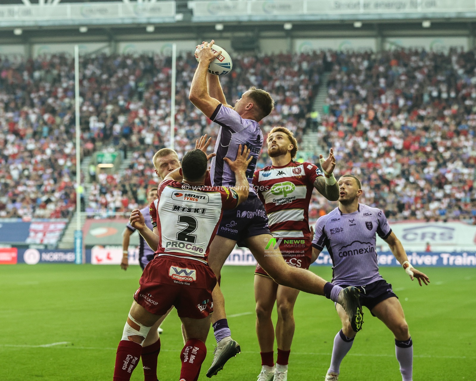 Joe Burgess of Hull KR jumps up to win the high ball during the Betfred Super League round 22 match Wigan Warriors vs Hull KR at The Brick Community Stadium, Wigan, United Kingdom, 15th August 2025

(Photo by Alfie Cosgrove/News Images)