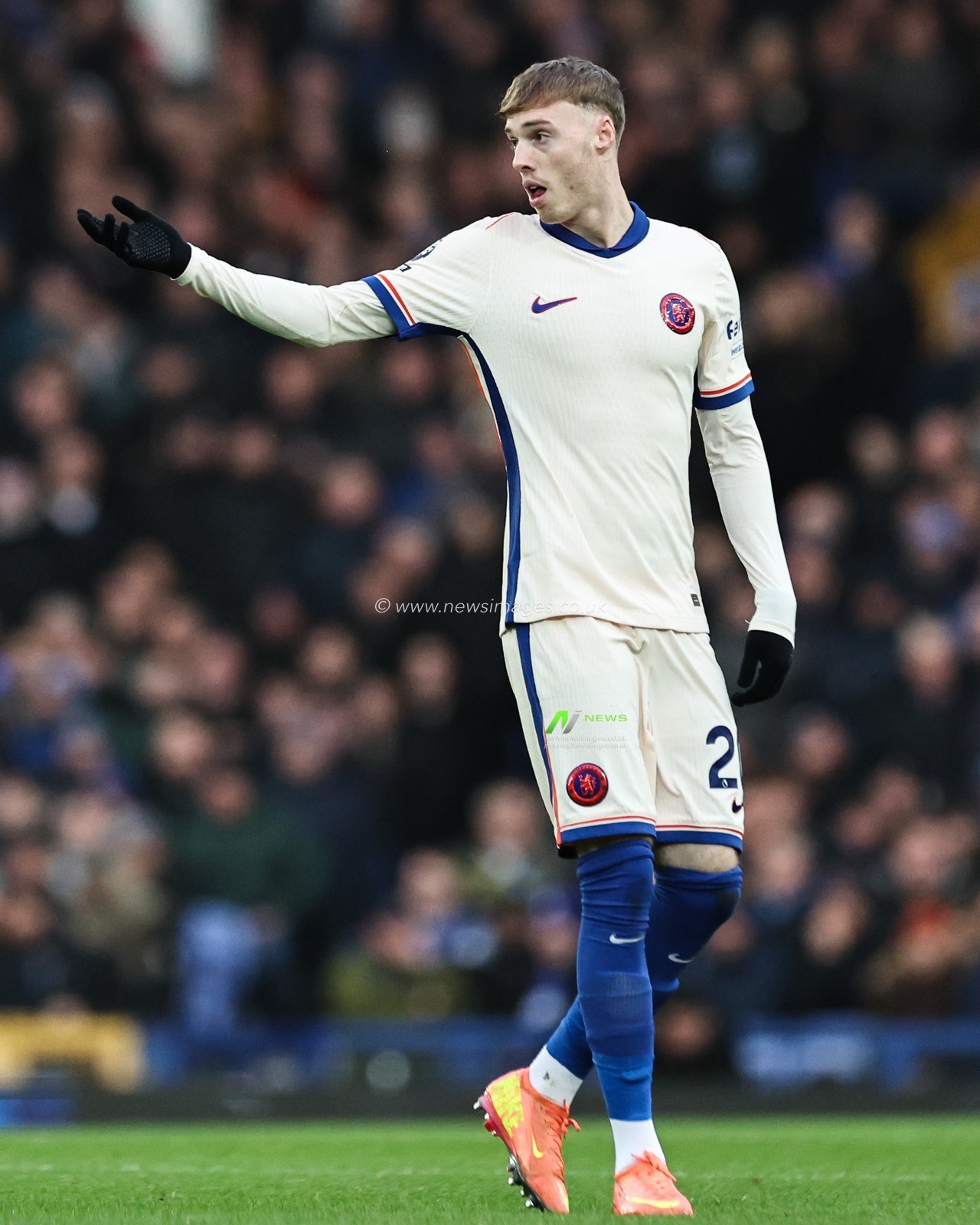 Cole Palmer of Chelsea gives his teammates instructions during the Premier League match Everton vs Chelsea at Goodison Park, Liverpool, United Kingdom, 22nd December 2024

(Photo by Mark Cosgrove/News Images)
