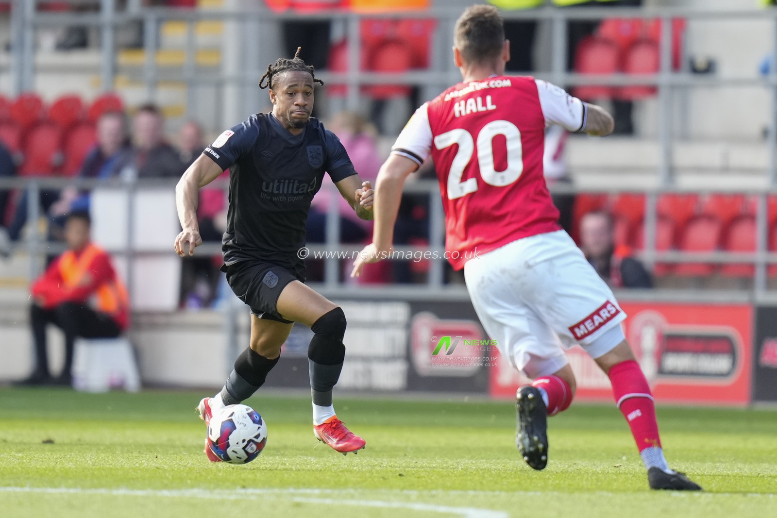 David Kasumu #18 of Huddersfield Town competes for the ball with Grant Hall #20 of Rotherham United during the Sky Bet Championship match Rotherham United vs Huddersfield Town at AESSEAL New York Stadium, Rotherham, United Kingdom, 15th October 2022

(Photo by Steve Flynn/News Images)