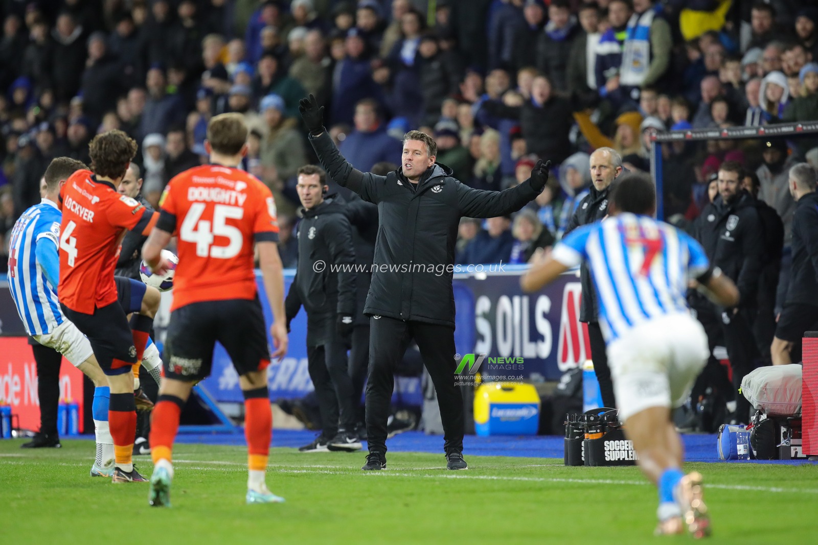 Rob Edwards manager of Luton Town gestures and reacts during the Sky Bet Championship match Huddersfield Town vs Luton Town at John Smith's Stadium, Huddersfield, United Kingdom, 1st January 2023

(Photo by James Heaton/News Images)
