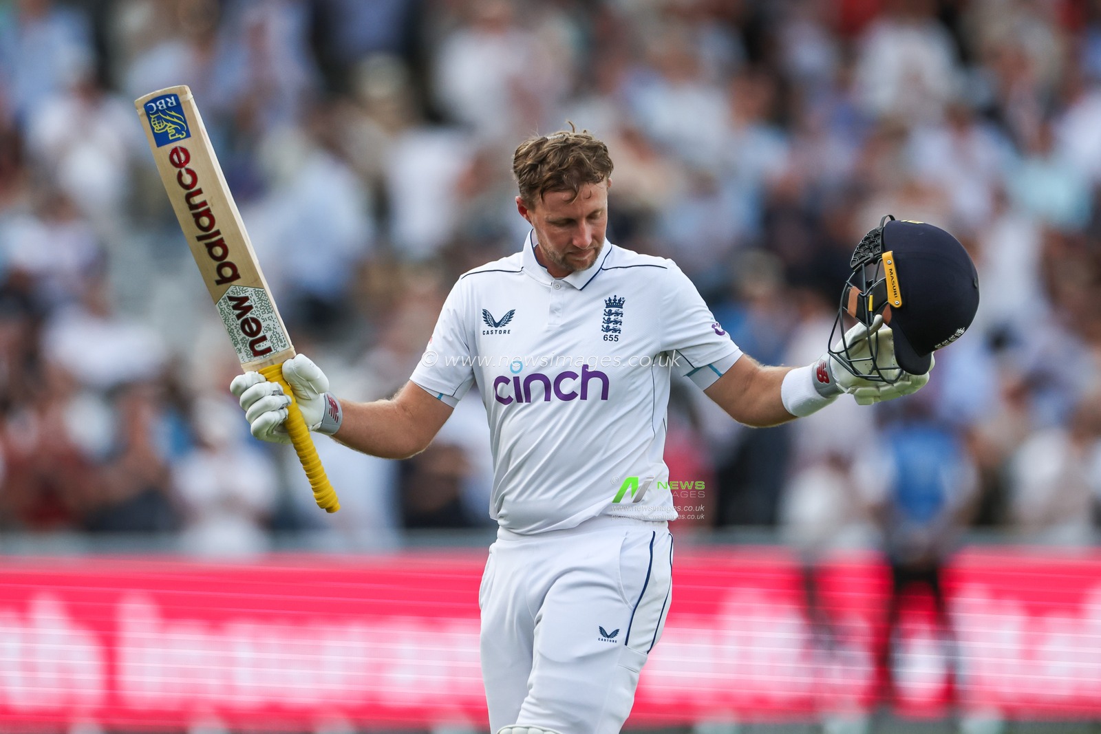 Joe Root of England acknowledges the crowd as he leaves the field after being dismissed during the England Men v Sri Lanka 2nd Rothesay Test Match Day 1 at Lords, London, United Kingdom, 29th August 2024

(Photo by Mark Cosgrove/News Images)