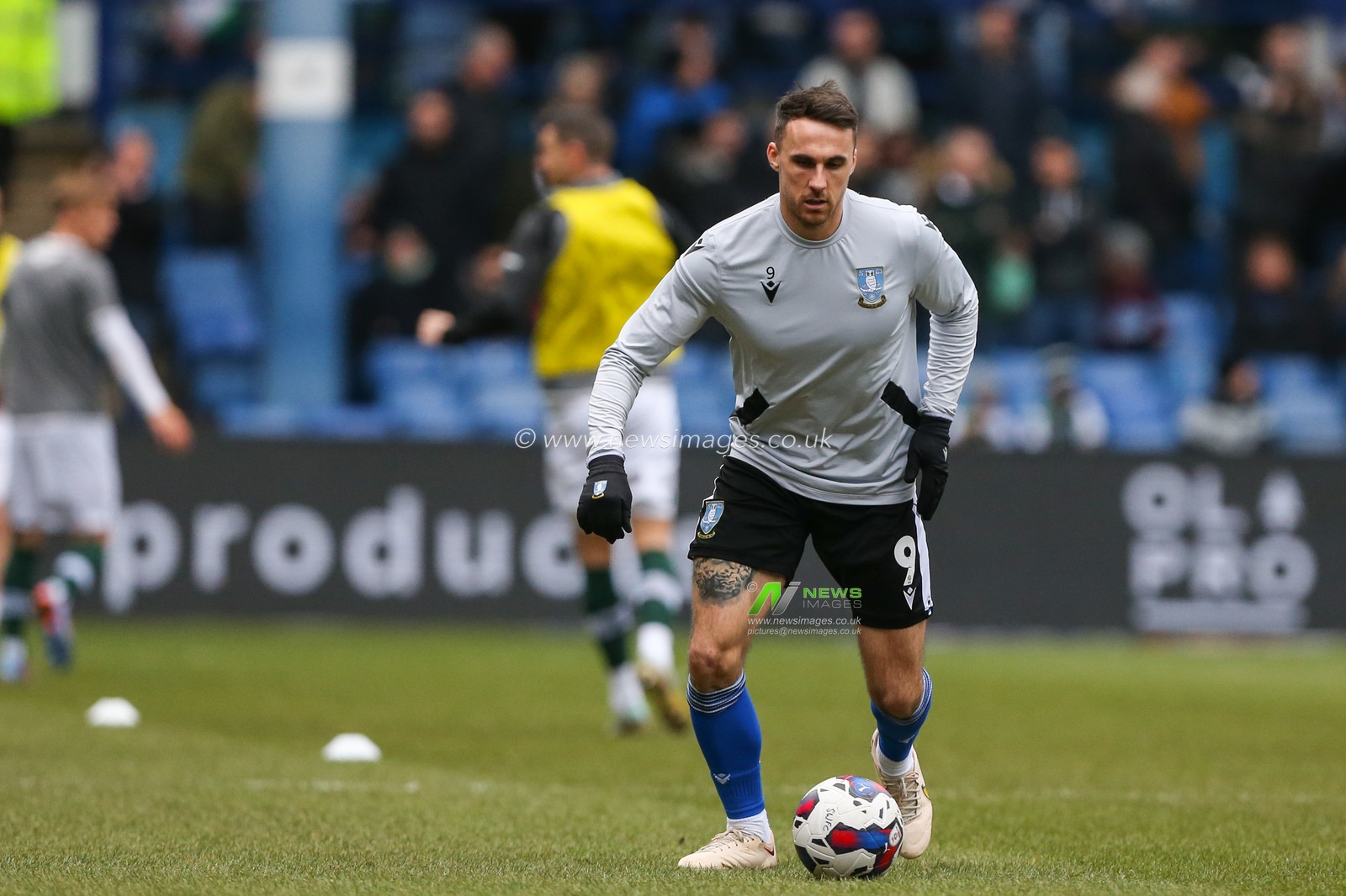 Lee Gregory #9 of Sheffield Wednesday warms up during the Sky Bet League 1 match Sheffield Wednesday vs Plymouth Argyle at Hillsborough, Sheffield, United Kingdom, 4th February 2023

(Photo by Arron Gent/News Images)
