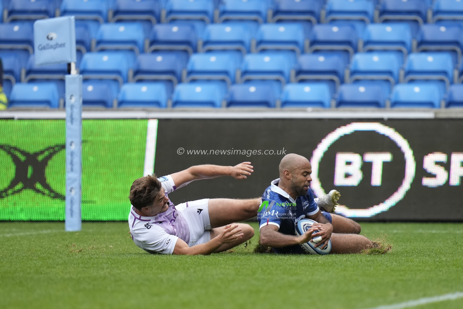 Sale Sharks Tom O'Flaherty dives over to score a try during the Gallagher Premiership match Sale Sharks vs Northampton Saints at AJ Bell Stadium, Eccles, United Kingdom, 11th September 2022

(Photo by Steve Flynn/News Images)