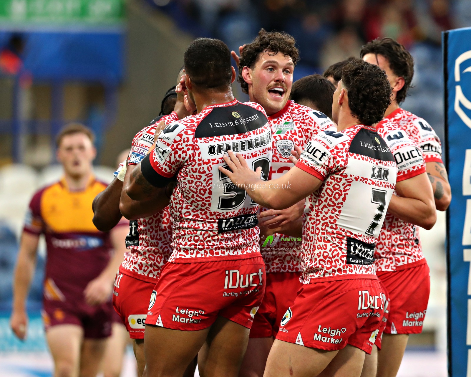 Leigh celebrate their first try scored by Isaac Liu of Leigh Leopards during the Betfred Super League Round 13 match Huddersfield Giants vs Leigh Leopards at John Smith's Stadium, Huddersfield, United Kingdom, 29th May 2025

(Photo by Sam Eaden/News Images)