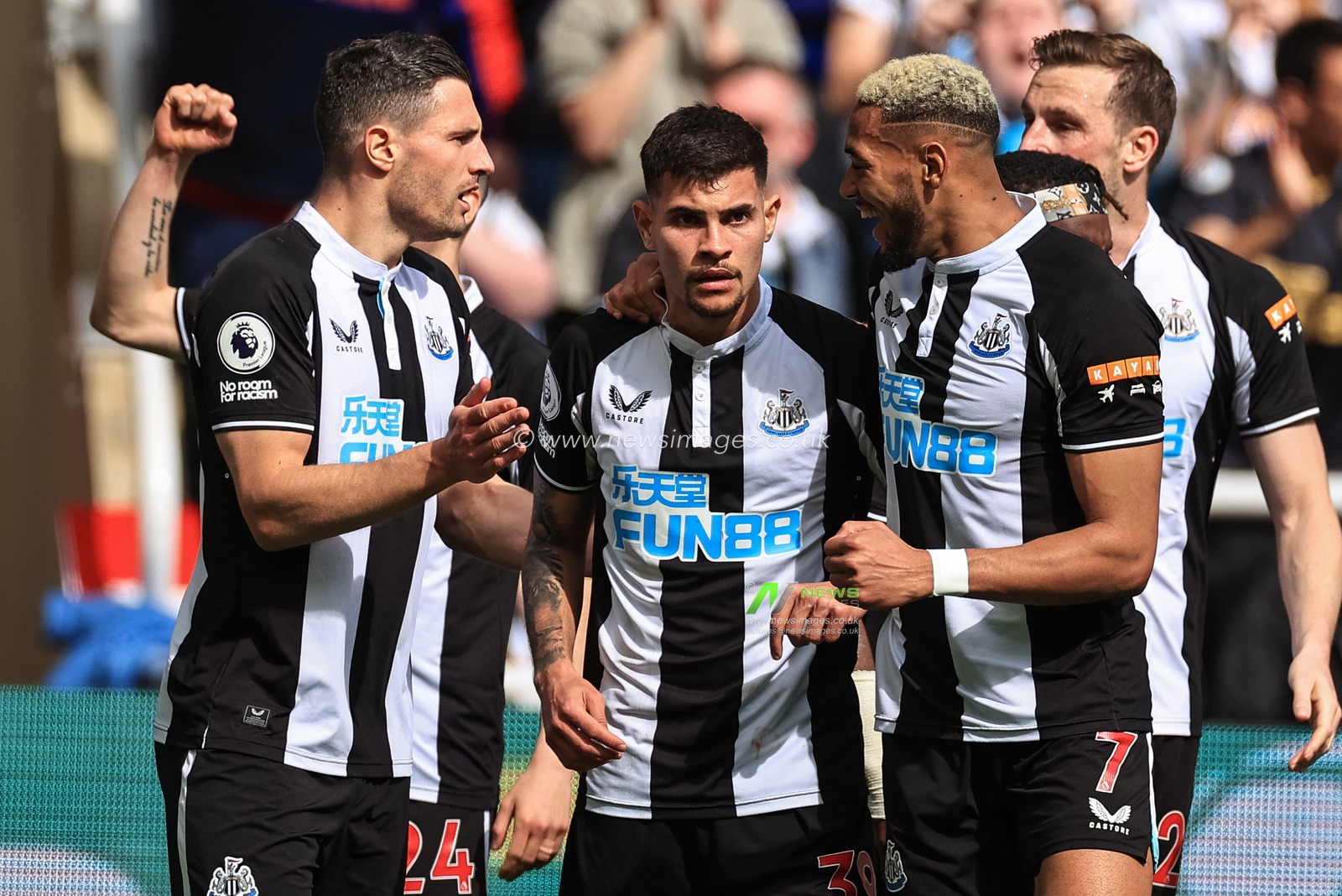 Bruno Guimaraes #39 of Newcastle United celebrates his goal to make it 1-1