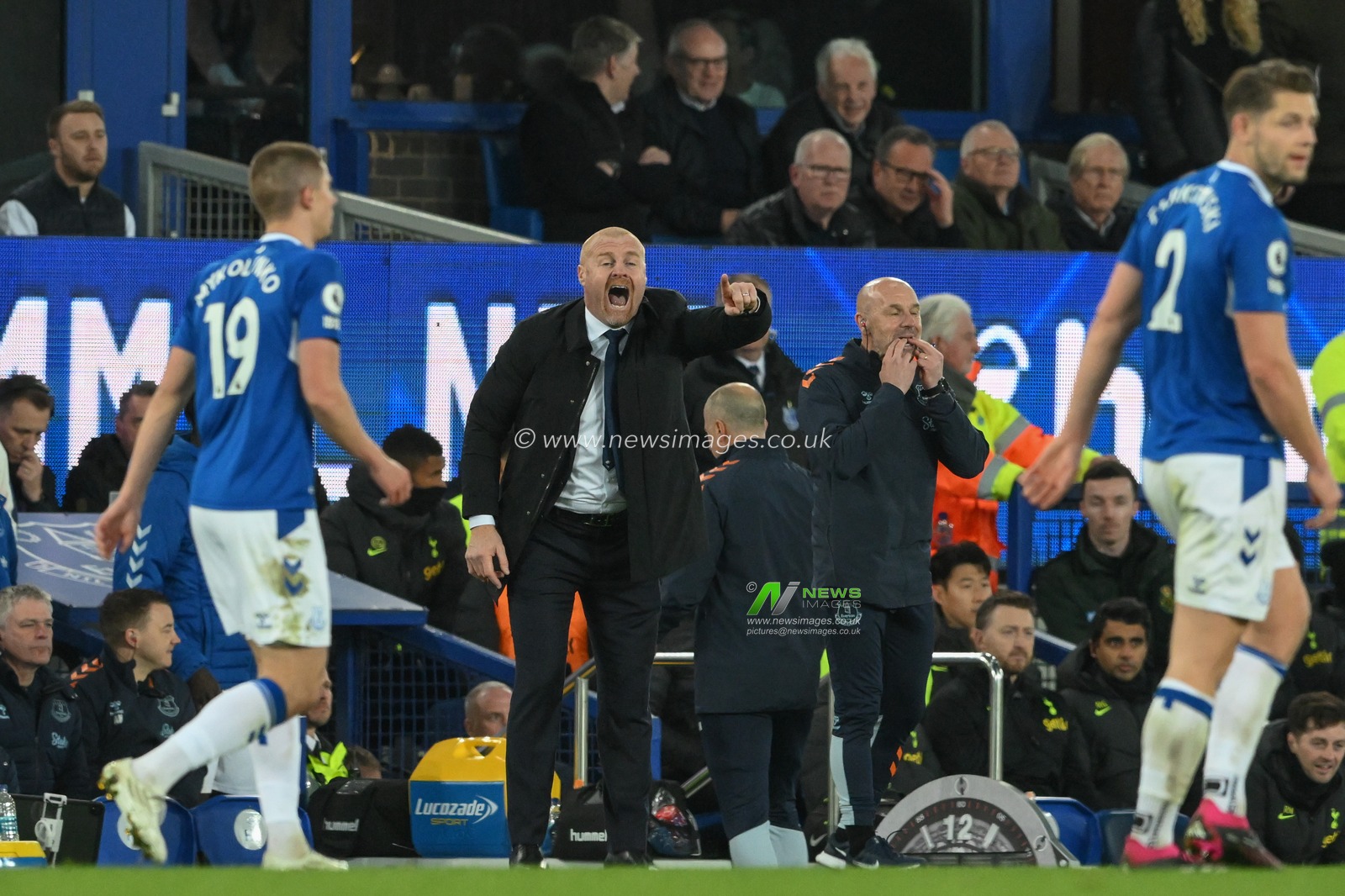 Sean Dyche manager of Everton gives his players instructions during the Premier League match Everton vs Tottenham Hotspur at Goodison Park, Liverpool, United Kingdom, 3rd April 2023

(Photo by Craig Thomas/News Images)