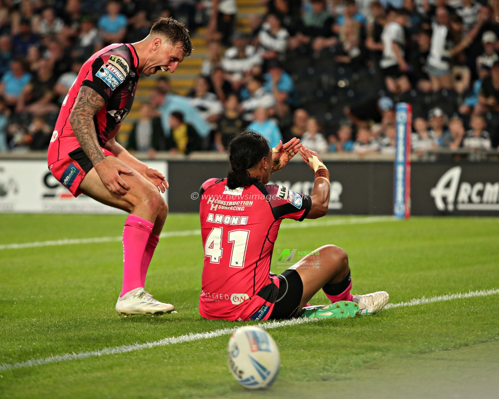 Tom Amone of Castleford Tigers celebrates his try during the Betfred Super League Round 14 Hull FC vs Castleford Tigers at MKM Stadium, Hull, United Kingdom, 13th June 2025

(Photo by Sam Eaden/News Images)
