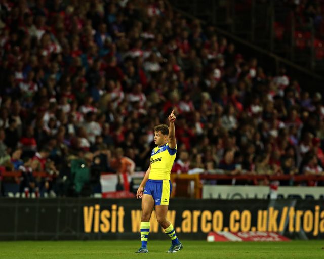 Cai Taylor-Wray of Warrington Wolves gives instructions during the Betfred Super League round 27 match Hull KR vs Warrington Wolves at Sewell Group Craven Park, Kingston upon Hull, United Kingdom, 18th September 2025(Photo by Sam Eaden/News Images)