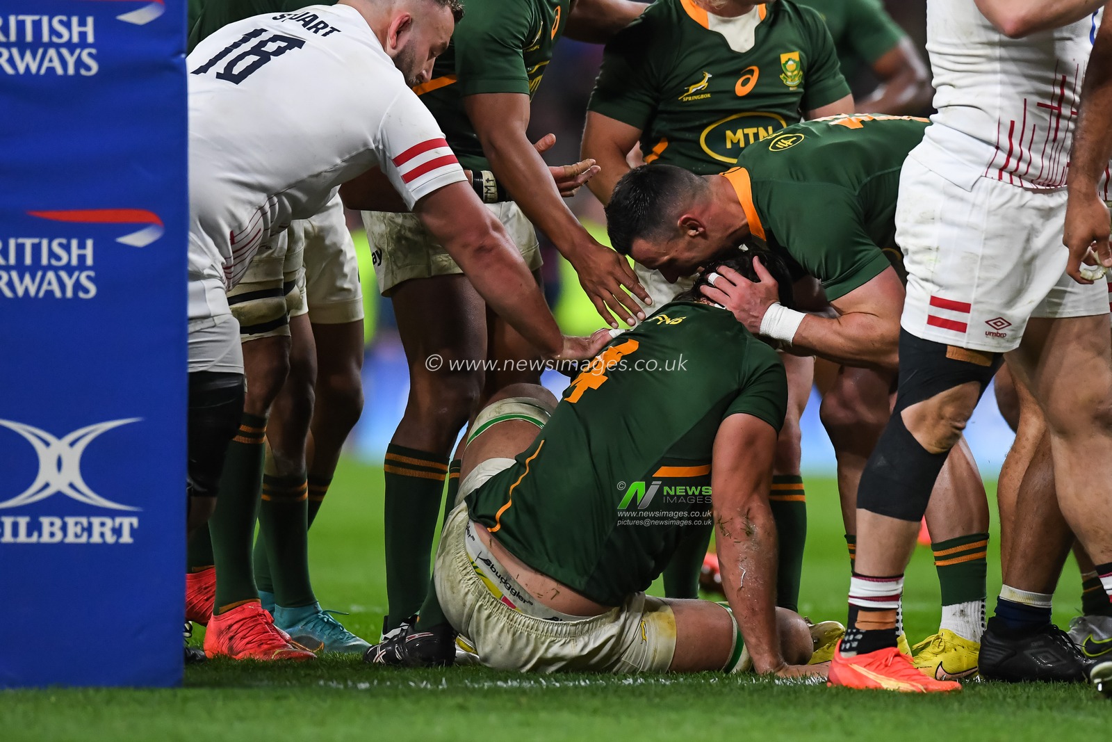Eben Etzebeth of South Africa celebrates his try during the Autumn internationals match England vs South Africa at Twickenham Stadium, Twickenham, United Kingdom, 26th November 2022

(Photo by Mike Jones/News Images)