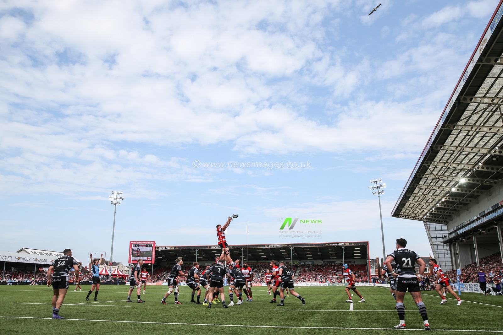 A general view of play as a lineup is taken during the Gallagher Premiership match Gloucester Rugby vs Newcastle Falcons at Kingsholm Stadium , Gloucester, United Kingdom, 18th May 2024

(Photo by Gareth Evans/News Images)