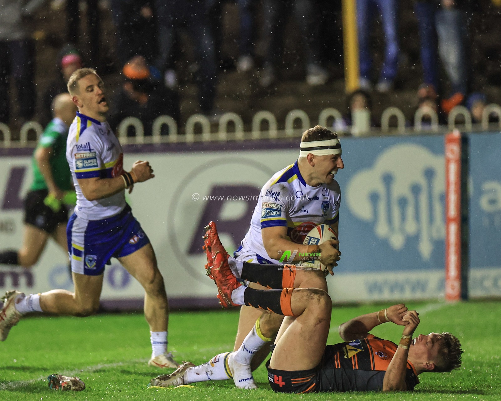 George Williams #6 of Warrington Wolves celebrates their try during the Betfred Super League Round 6 match Castleford Tigers vs Warrington Wolves at The Mend-A-Hose Jungle, Castleford, United Kingdom, 24th March 2023

(Photo by Mark Cosgrove/News Images)