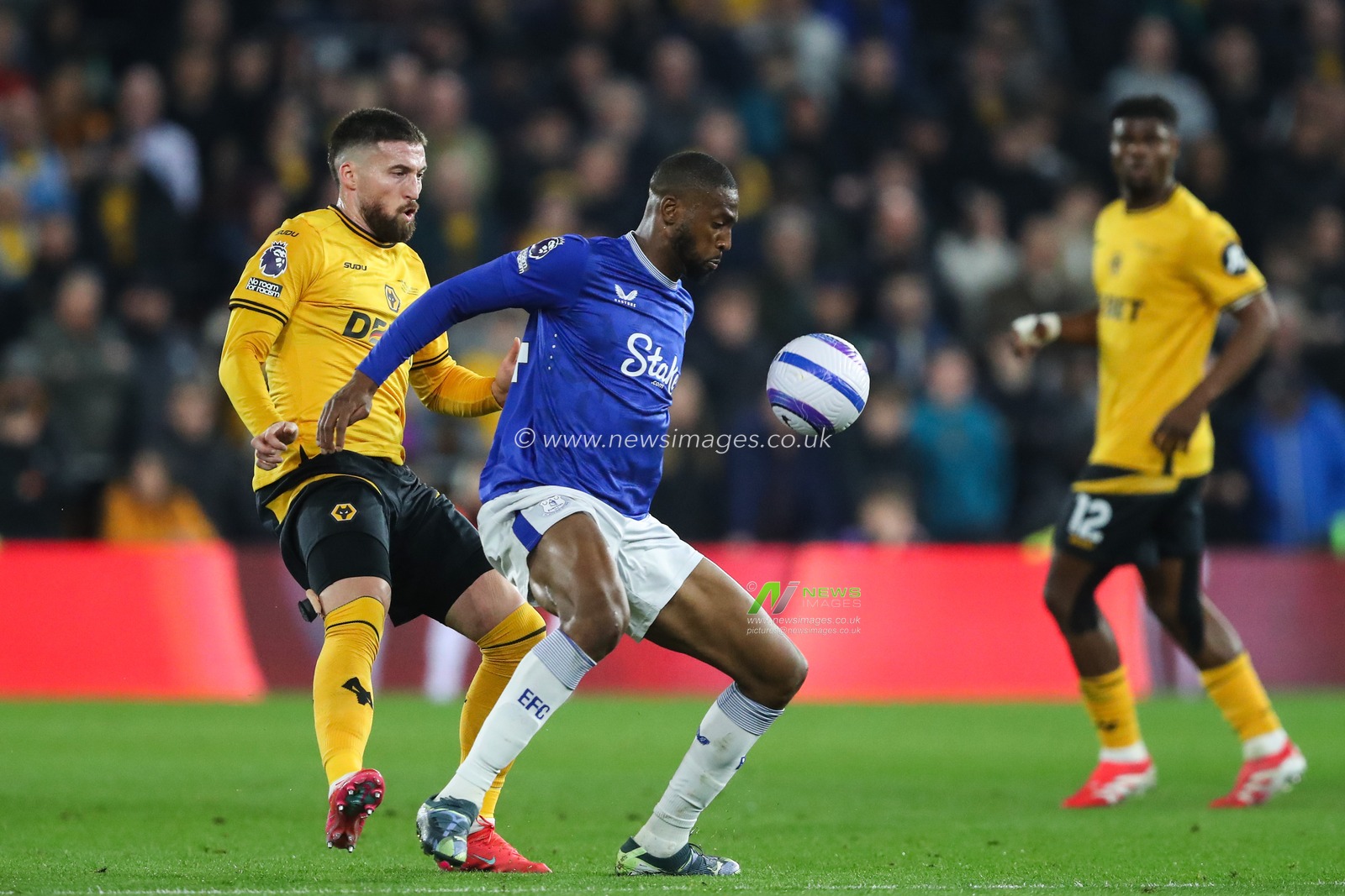 Beto of Everton controls the ball during the Premier League match Wolverhampton Wanderers vs Everton at Molineux, Wolverhampton, United Kingdom, 8th March 2025

(Photo by Gareth Evans/News Images)