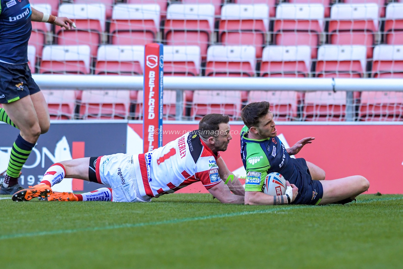 Lee Gaskell (6) of Huddersfield Giants goes over for a try to make it 18-36