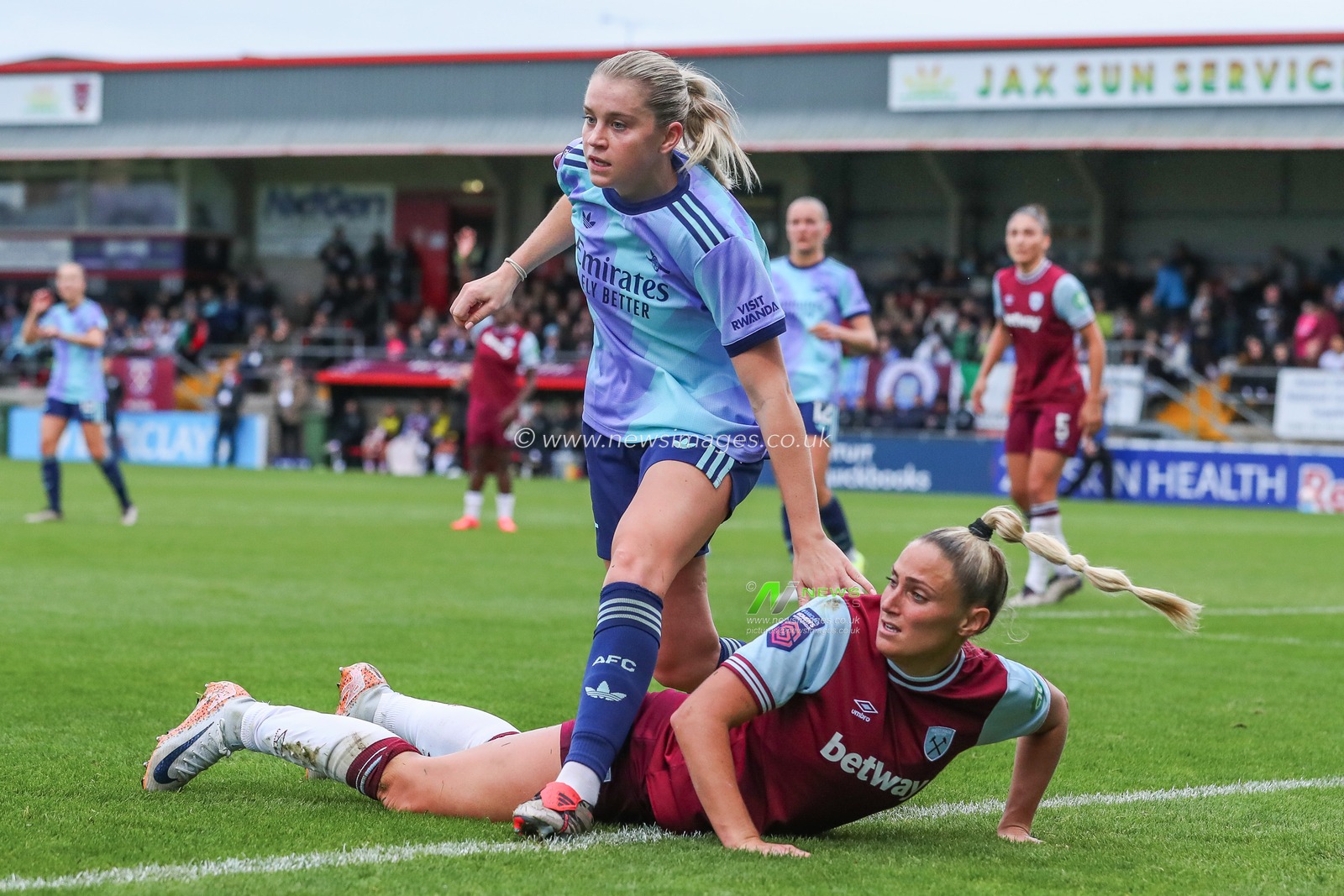 Alessia Russo of Arsenal battles for the ball with Shelina Zadorsky of West Ham United during the Barclays Women's Super League match West Ham United Women vs Arsenal Women at Chigwell Construction Stadium, Dagenham, United Kingdom, 20th October 2024

(Photo by Izzy Poles/News Images)