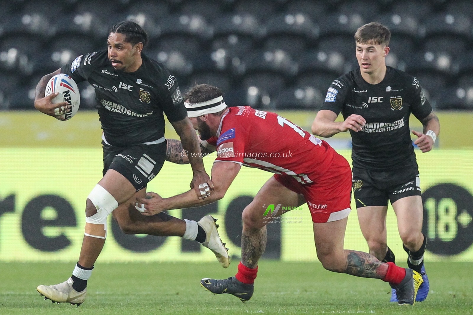 7th June 2019 , KCOM Stadium, Hull, England; Betfred Super League, Round 17, Hull FC vs Salford Red Devils ; Albert Kelly (6) of Hull FC gets away from George Griffin (12) of Salford Red Devils 


Credit: David Greaves/News Images