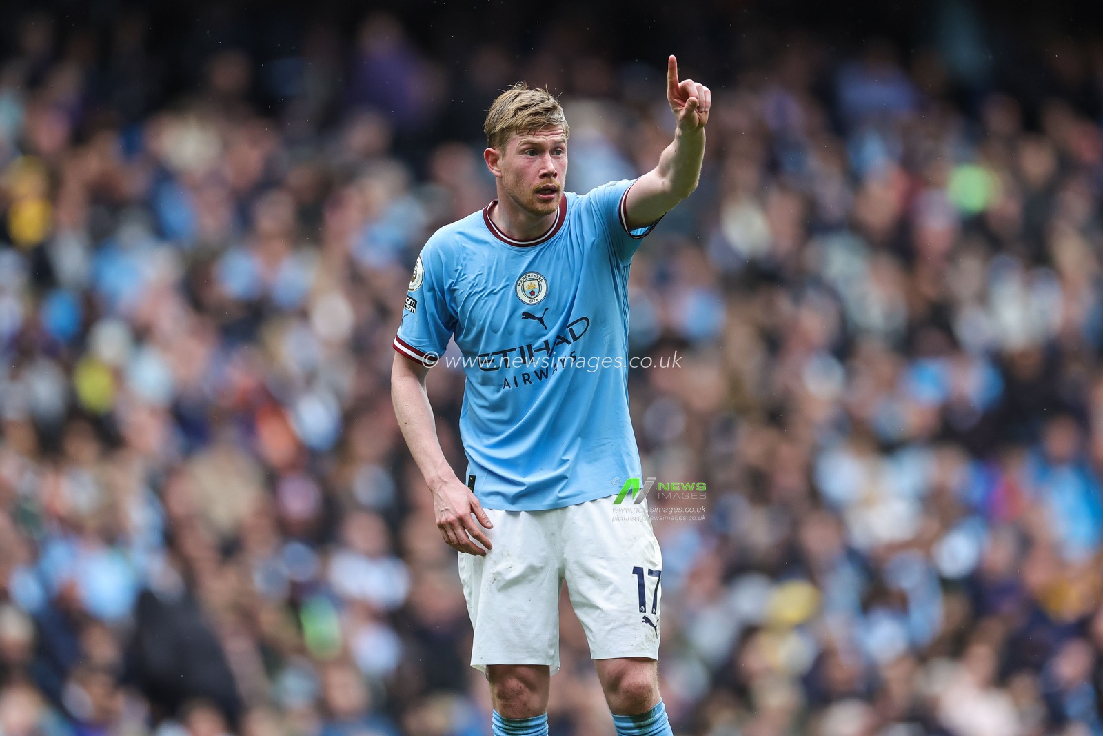 Kevin De Bruyne #17 of Manchester City gives his team instructions during the Premier League match Manchester City vs Leeds United at Etihad Stadium, Manchester, United Kingdom, 6th May 2023

(Photo by Mark Cosgrove/News Images)