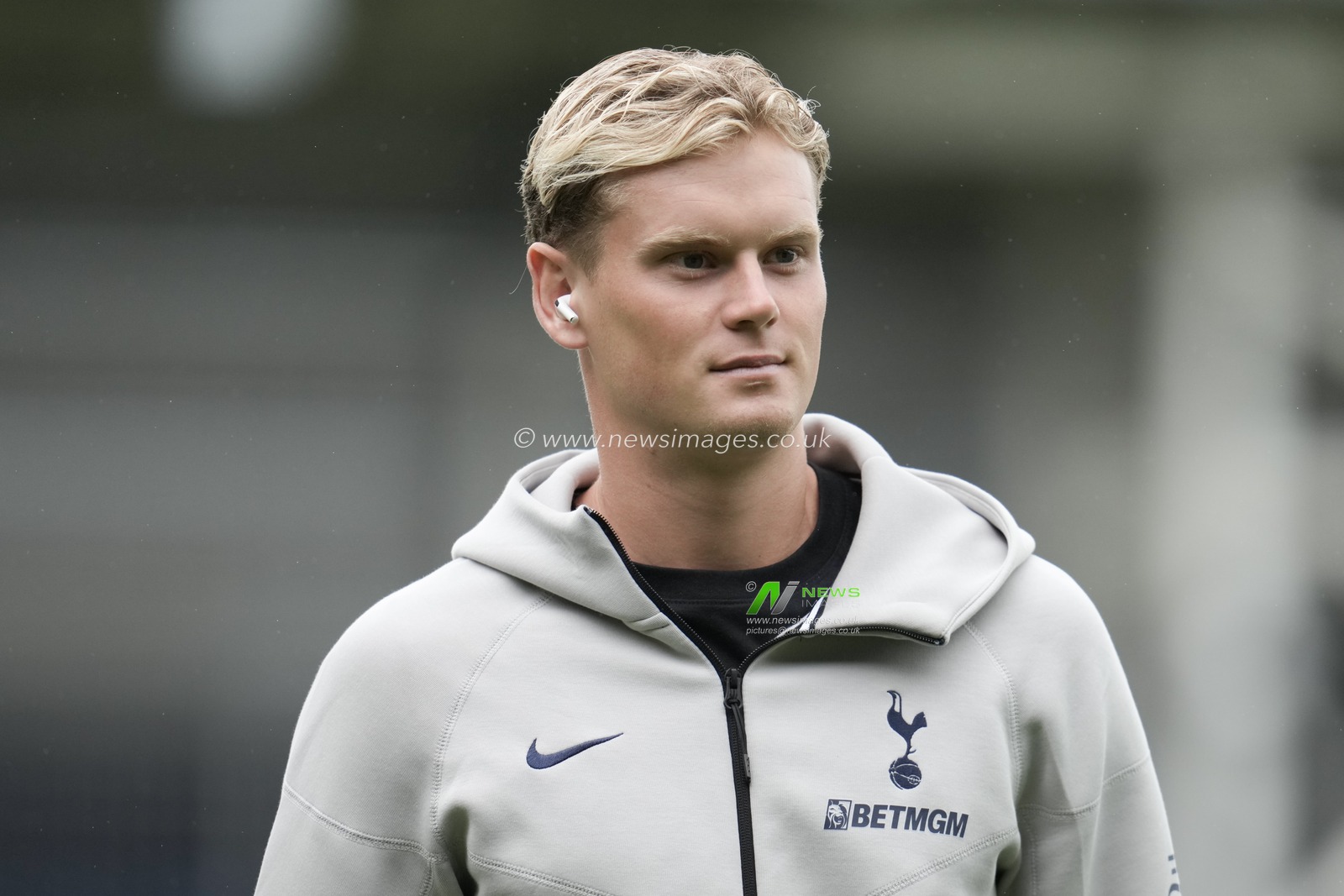Antonín Kinský of Tottenham Hotspur ahead of the Pre-season friendly match Luton Town vs Tottenham Hotspur at Kenilworth Road, Luton, United Kingdom, 26th July 2025

(Photo by Harvey Murphy/News Images)