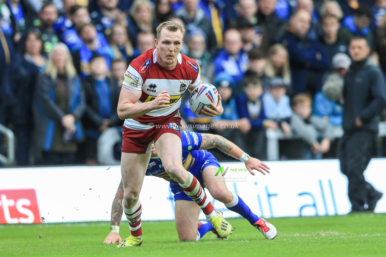 14th June 2019 , Emerald Headingley Stadium, England; Betfred Super League, Round 18, Leeds Rhinos vs Wigan Warriors ; Dan Sarginson (3) of Wigan Warriors makes break 


Credit: Mark Cosgrove/News Images