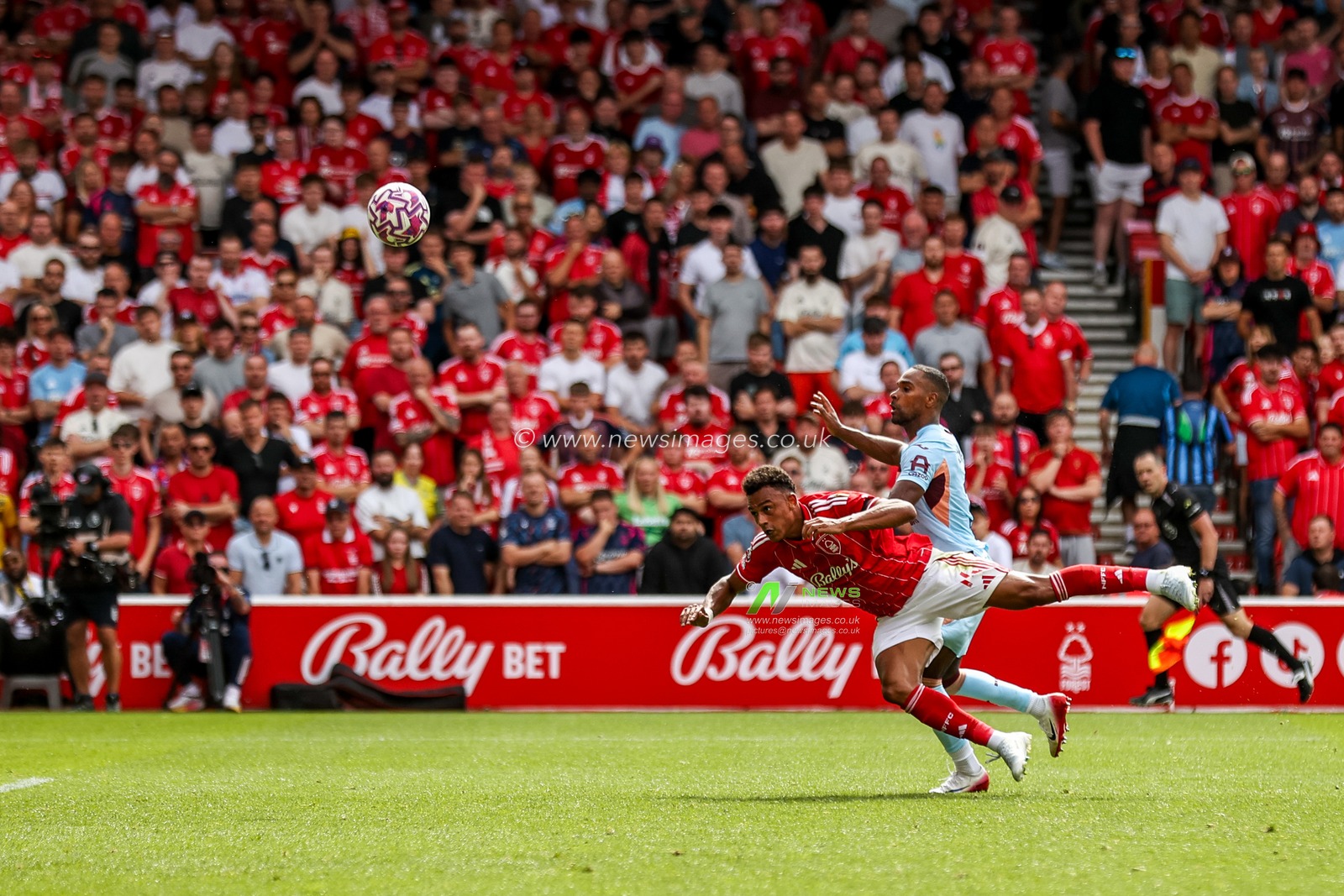 Dan Ndoye of Nottingham Forest scores to make it 2-0 during the Premier League match Nottingham Forest vs Brentford at City Ground, Nottingham, United Kingdom, 17th August 2025

(Photo by Alfie Cosgrove/News Images)