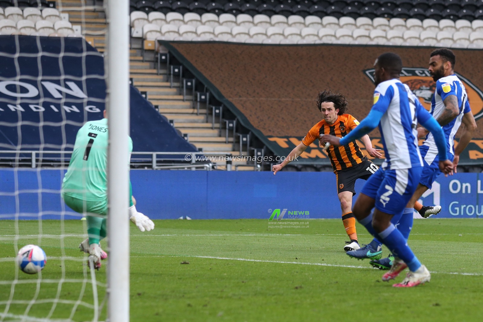 George Honeyman #10 of Hull City scores to make it 2-1