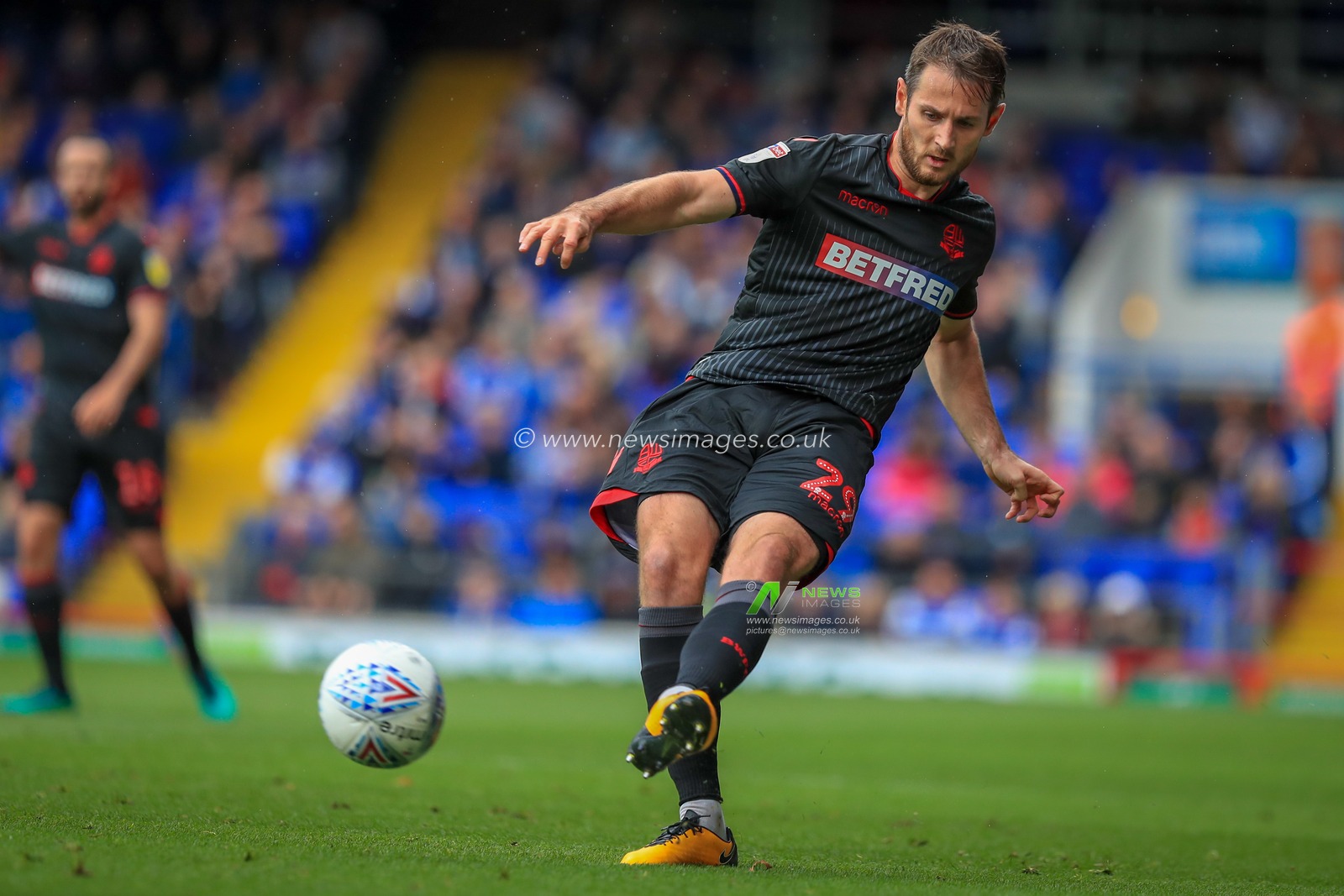 22nd September 2018, Portman Road, Ipswich, England; Sky Bet Championship Ipswich Town v Bolton Wonderers ; Jonathan Grounds (29) of Bolton passes the ball up field.

Credit: Georgie Kerr/News Images

EDITORIAL USE ONLY No use with unauthorised audio, video, data, fixture lists, club/league logos or 'live' services. Online in-match use limited to 45 images, no video emulation. No use in betting, games or single club/league/player publications and all English Football League images are subject to DataCo Licence