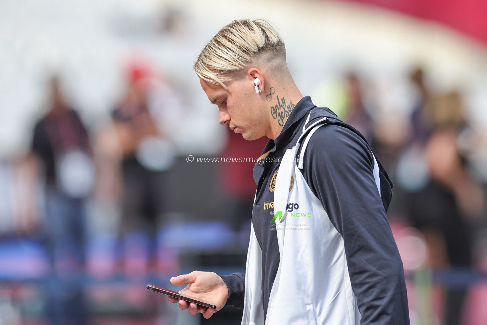 Mykhaylo Mudryk #10 of Chelsea arrives ahead of the Premier League match West Ham United vs Chelsea at London Stadium, London, United Kingdom, 20th August 2023

(Photo by Mark Cosgrove/News Images)