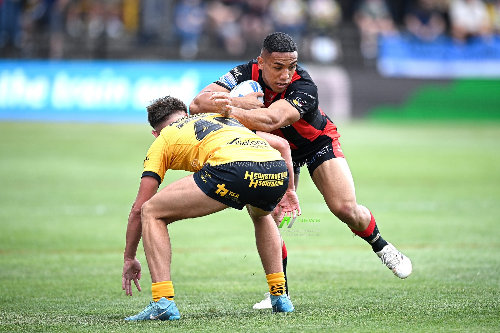 Albert Hopoate of Warrington Wolves runs with the ball whilst under pressure during the Betfred Super League round 21 match Castleford Tigers vs Warrington Wolves at OneBore Stadium, Castleford, Untied Kingdom on 01 August 2026

(Photo by Ben Roberts/News Images)

