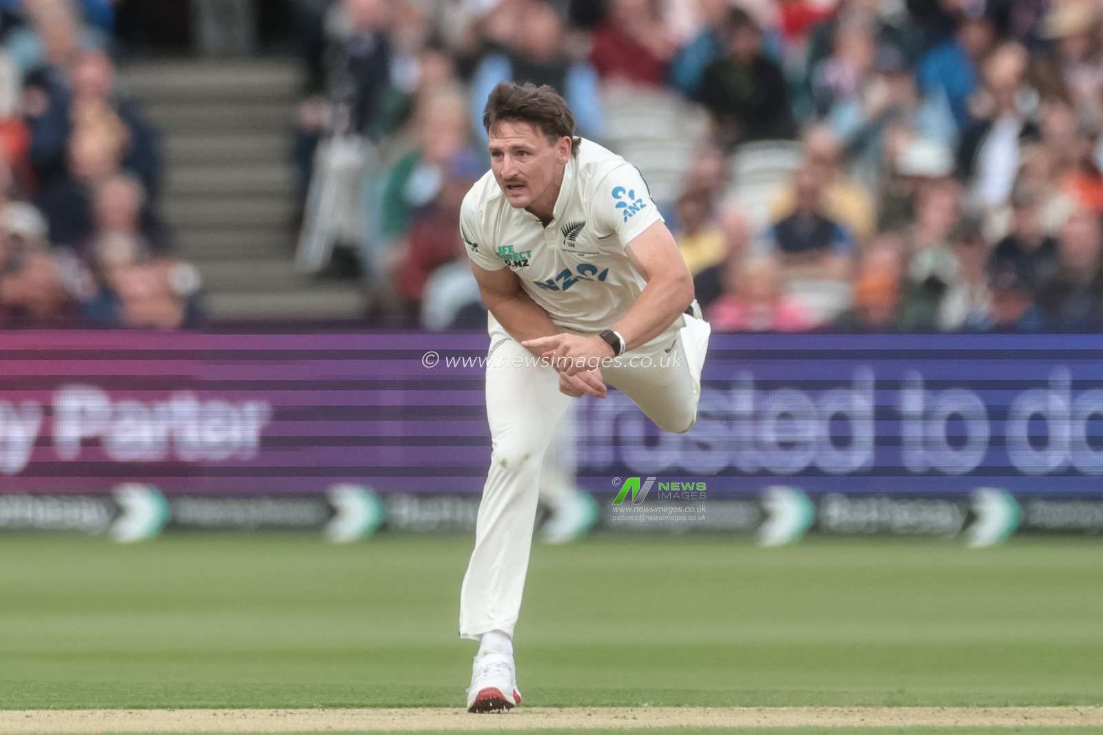 Nathan Smith of New Zealand delivers the ball that outs Ben Duckett of England by LBW during the 1st Rothesay Test Match Day 1 England vs New Zealand at Lords, London, United Kingdom on 04 June 2026

(Photo by Mark Cosgrove/News Images)