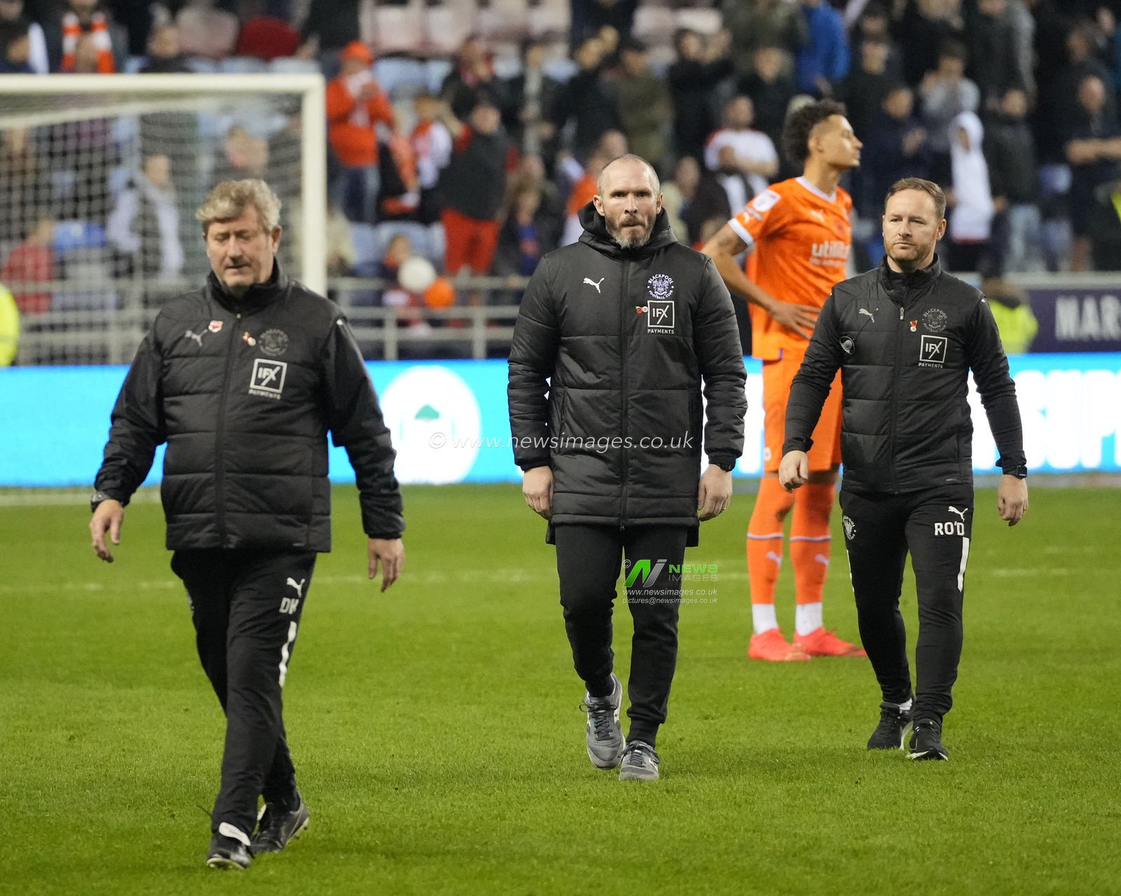 Michael Appleton manager of Blackpool leaves the field after defeat to Wigan during the Sky Bet Championship match Wigan Athletic vs Blackpool at DW Stadium, Wigan, United Kingdom, 12th November 2022

(Photo by Steve Flynn/News Images)