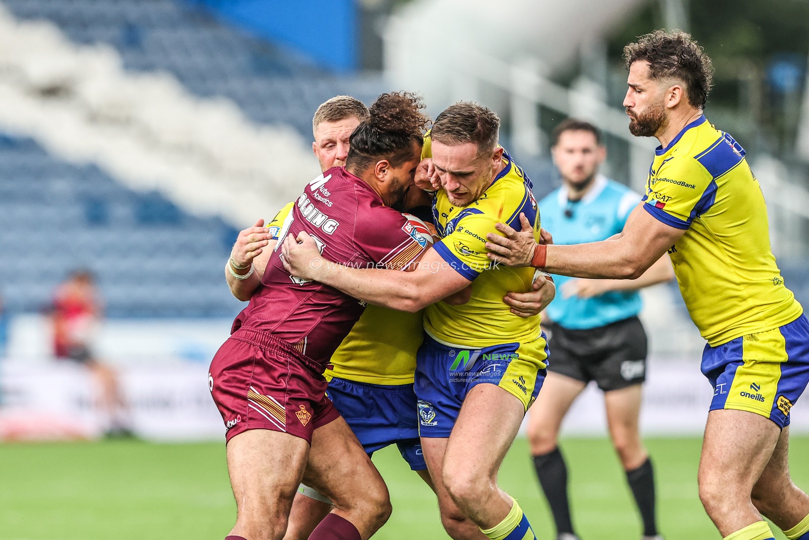 Ashton Golding of Huddersfield Giants is tackled by Luke Yates of Warrington Wolves and Ben Currie of Warrington Wolves during the Betfred Super League Round 23 match Huddersfield Giants vs Warrington Wolves at Accu Stadium, Huddersfield, United Kingdom, 24th August 2025

(Photo by Alfie Cosgrove/News Images)