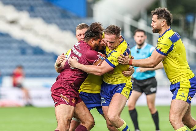 Ashton Golding of Huddersfield Giants is tackled by Luke Yates of Warrington Wolves and Ben Currie of Warrington Wolves during the Betfred Super League Round 23 match Huddersfield Giants vs Warrington Wolves at Accu Stadium, Huddersfield, United Kingdom, 24th August 2025

(Photo by Alfie Cosgrove/News Images)