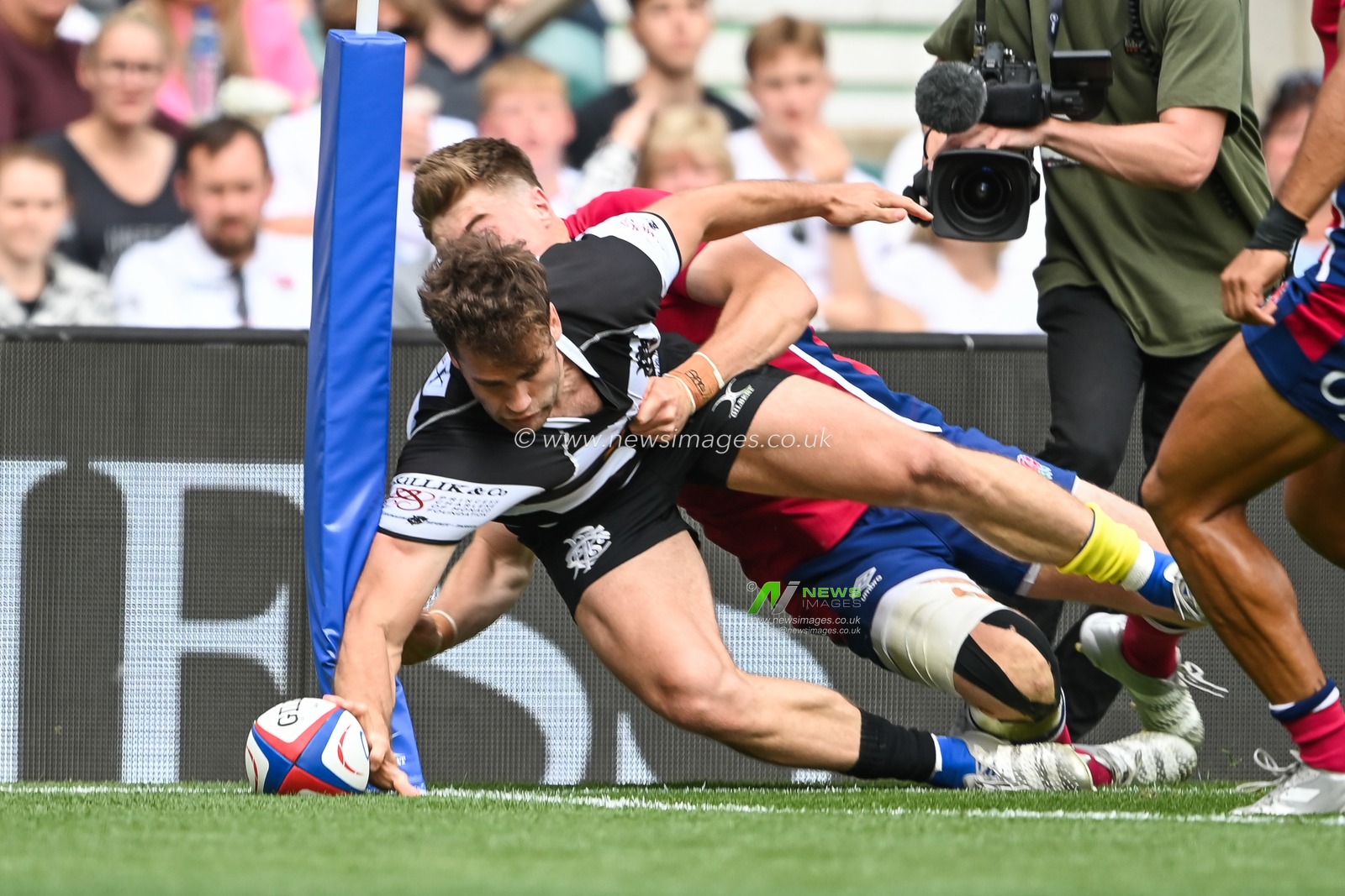 Damien Penaud of Barbarians goes over for a try