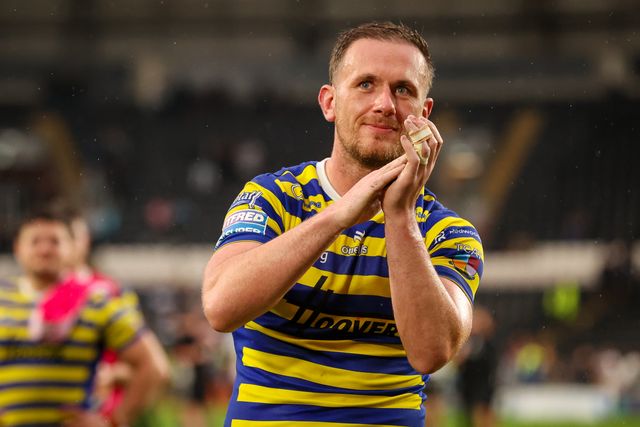 Ben Currie of Warrington Wolves applauds the fans during the Betfred Super League round 25 match Hull FC vs Warrington Wolves at MKM Stadium, Hull, United Kingdom on 29 August 2026

(Photo by Alfie Cosgrove/News Images)