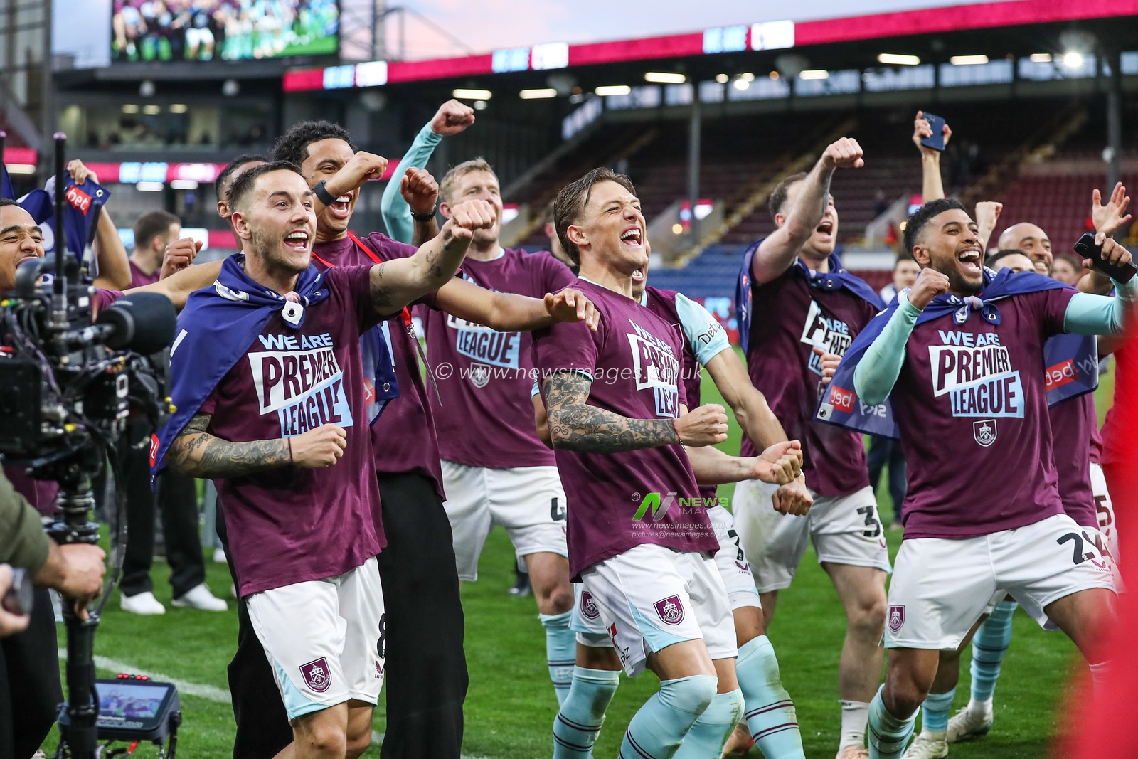 Burnley players celebrates getting promoted back to the premier league after the Sky Bet Championship match Burnley vs Sheffield United at Turf Moor, Burnley, United Kingdom, 21st April 2025

(Photo by Jorge Horsted/News Images)