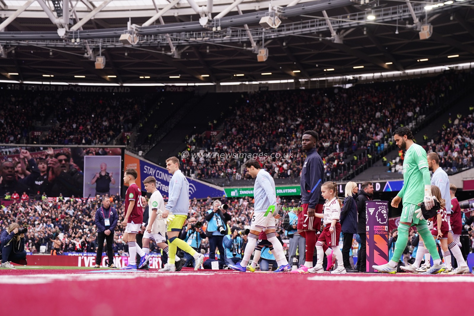 Both sets of players ahead of kick off during the Premier League match West Ham United vs Arsenal at London Stadium, London, United Kingdom on 10 May 2026

(Photo by Harvey Murphy/News Images)