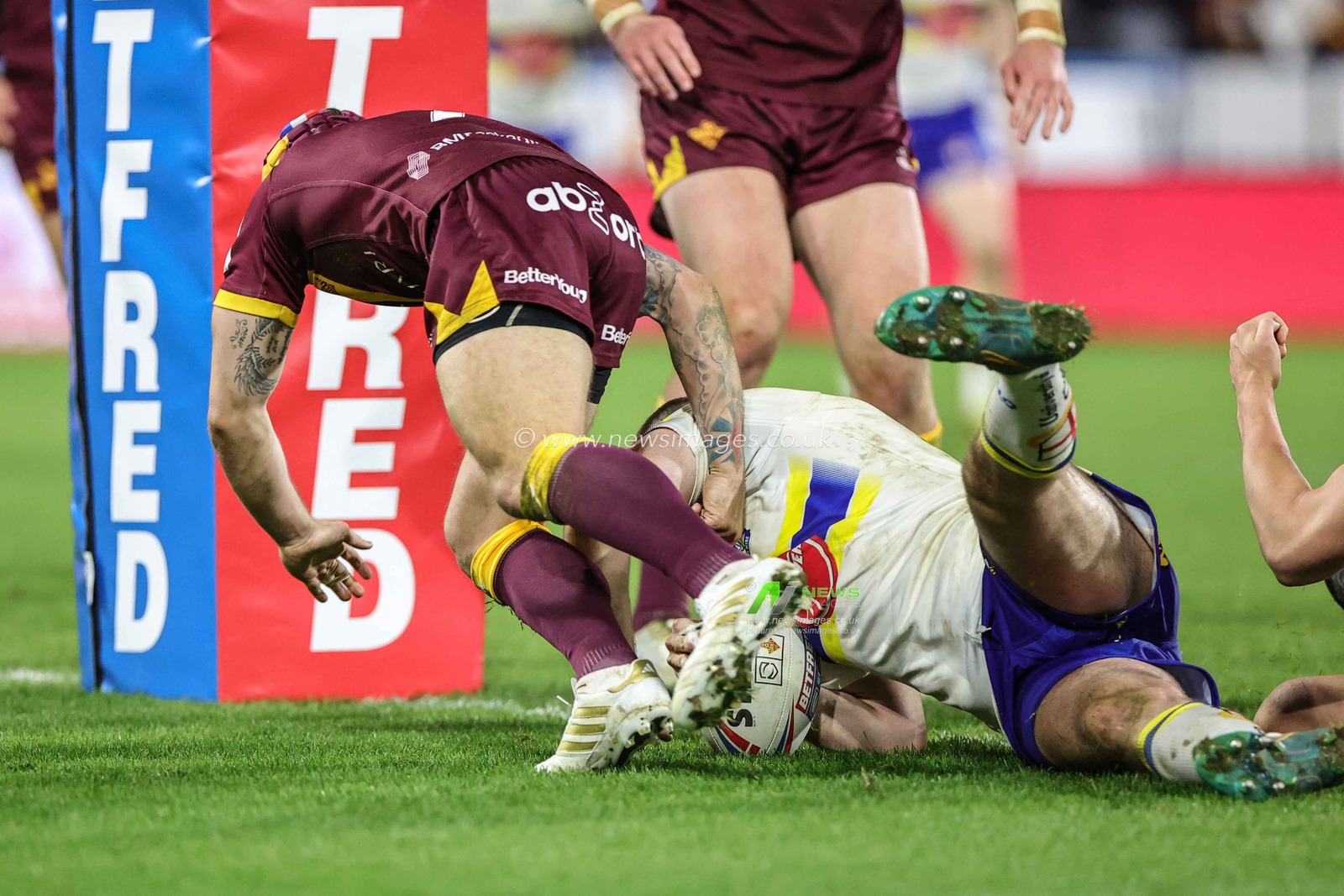 James Harrison #8 of Warrington Wolves goes over for a try during the Betfred Super League Round 2 match Huddersfield Giants vs Warrington Wolves at John Smith's Stadium, Huddersfield, United Kingdom, 24th February 2023

(Photo by Mark Cosgrove/News Images)