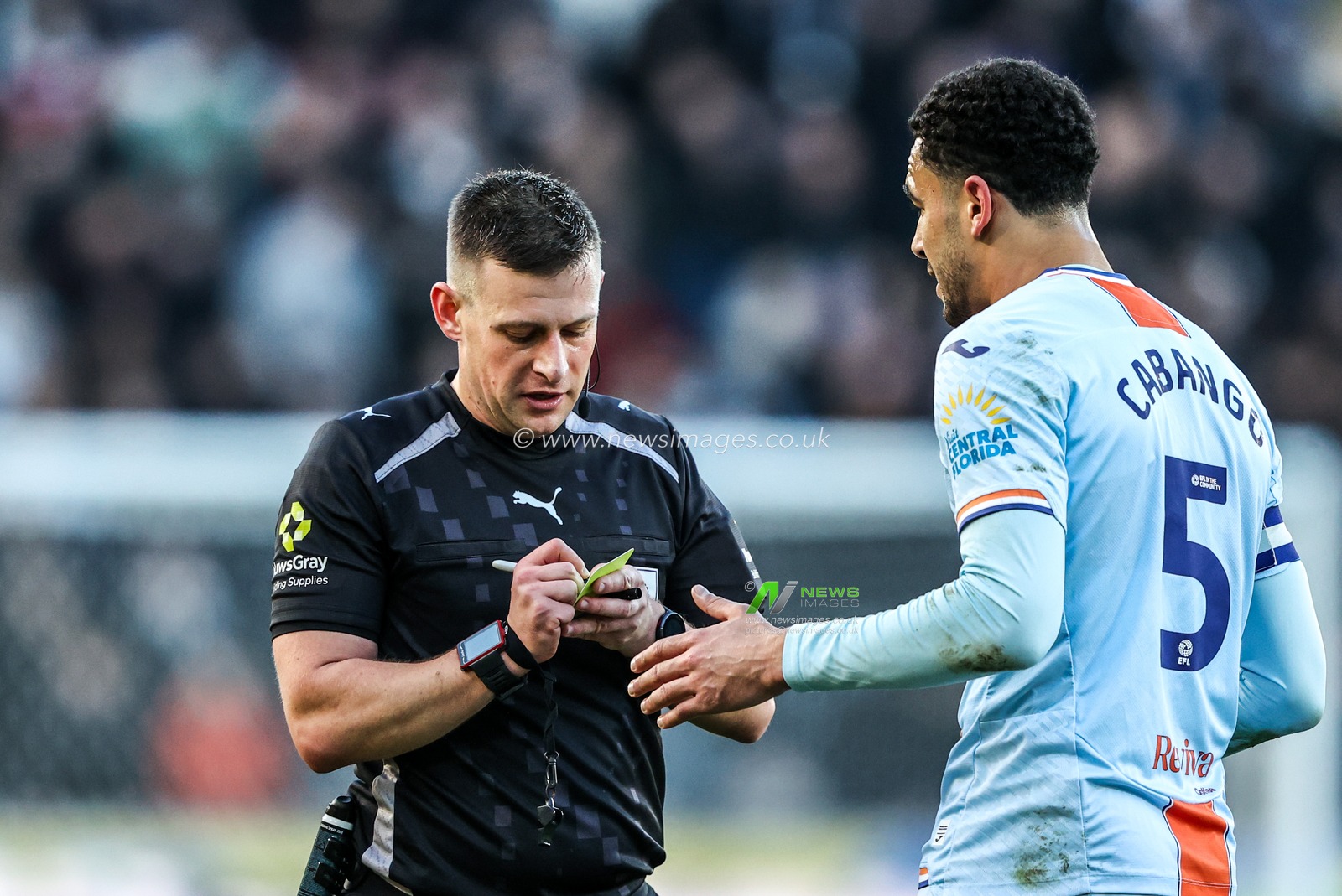 Ben Cabango of Swansea City appeals to referee Josh Smith after Cameron Burgess of Swansea City is given a yellow card during the Sky Bet Championship match Hull City vs Swansea City at MKM Stadium, Hull, United Kingdom on 24 January 2026

(Photo by Alfie Cosgrove/News Images)