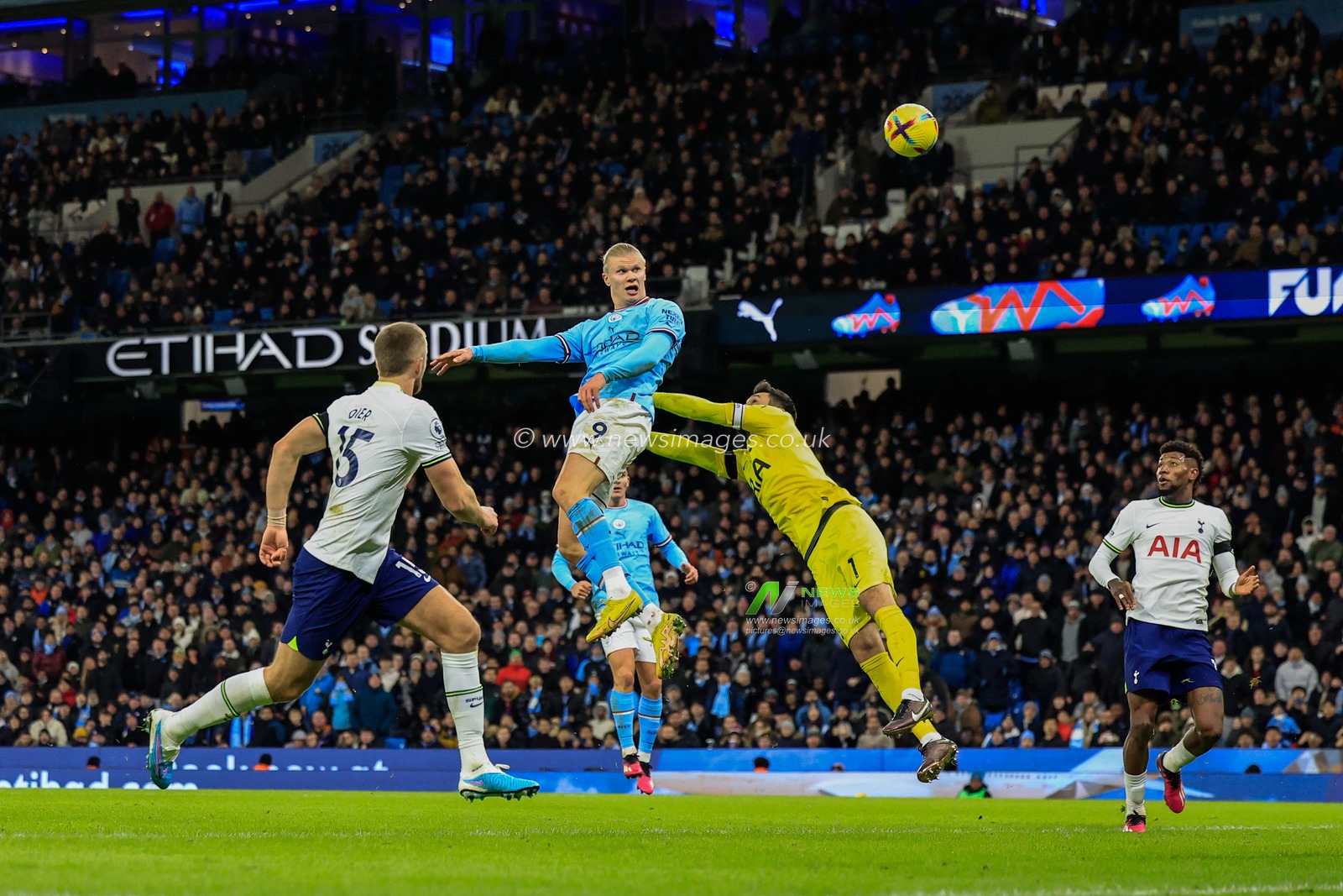Erling Haaland #9 of Manchester City heads on goal as Hugo Lloris #1 of Tottenham Hotspur pushes him away during the Premier League match Manchester City vs Tottenham Hotspur at Etihad Stadium, Manchester, United Kingdom, 19th January 2023

(Photo by Conor Molloy/News Images)