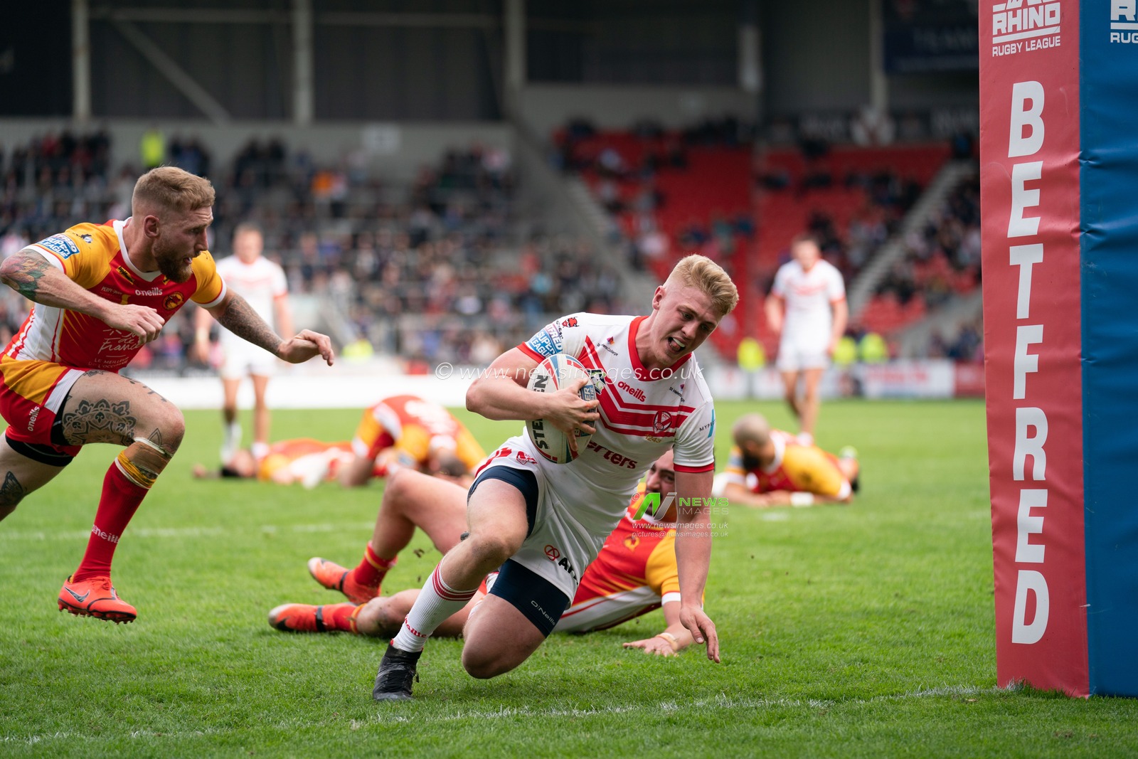 St. Helens's Adam Swift scores his sides third try


28th April 2019 , Totally Wicked Stadium, St Helens, England;  Betfred Super League, Round 13, St Helens vs Catalans Dragons ; 

Credit: Terry Donnelly/News Images