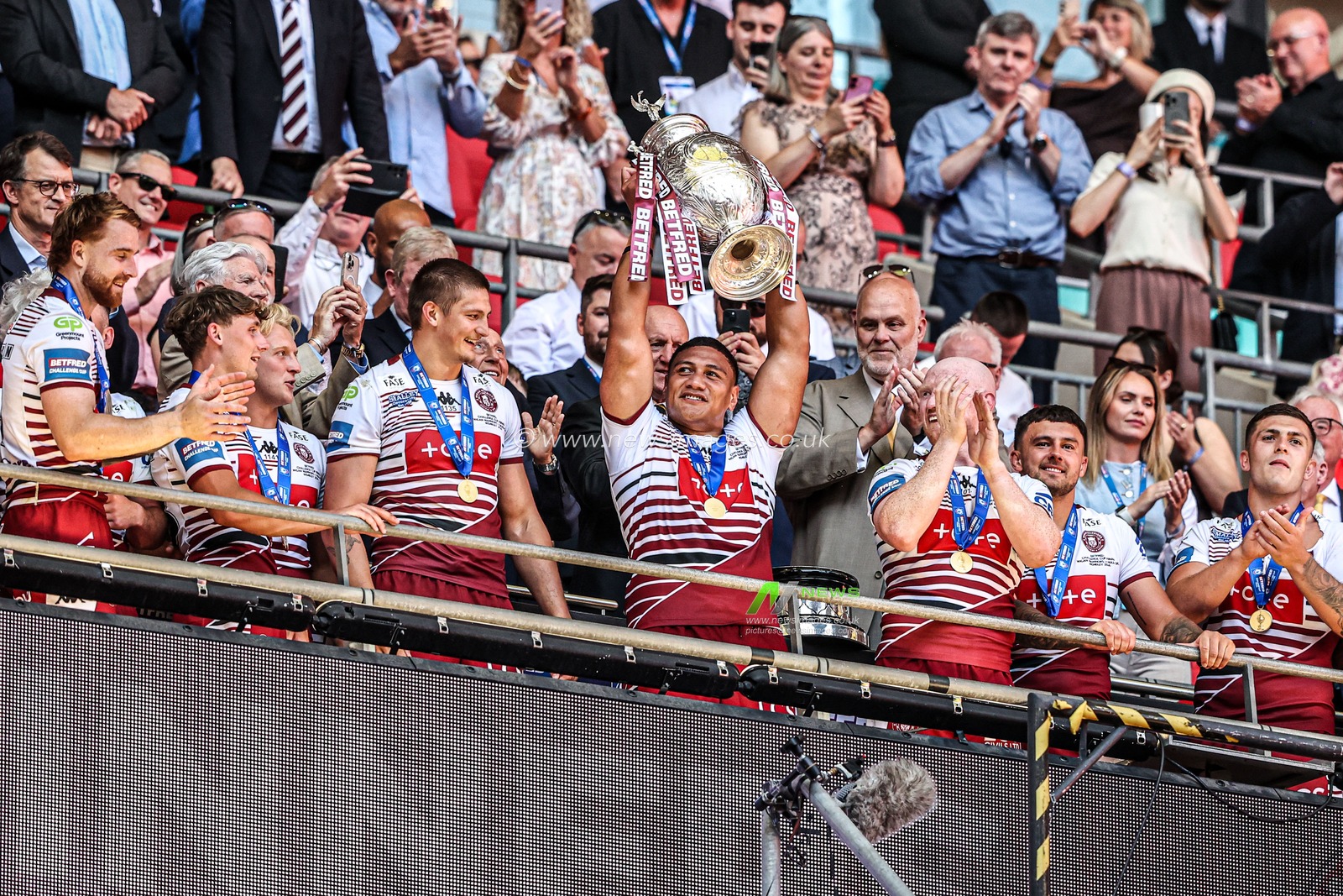 Patrick Mago of Wigan Warriors lifts the Betfred Challenge Cup Final Trophy during the Betfred Challenge Cup Final match Wigan Warriors vs Hull KR at Wembley Stadium, London, United Kingdom on 30 May 2026

(Photo by Alfie Cosgrove/News Images)