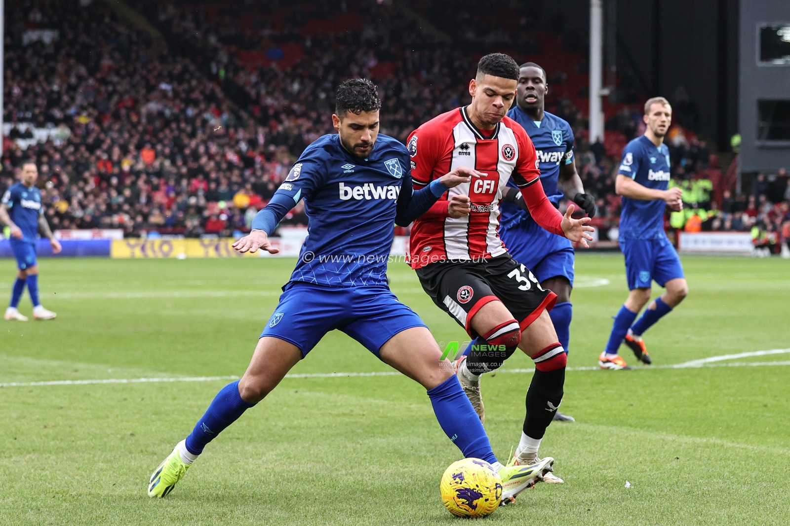 Emerson Palmieri of West Ham United holds off William Osula of Sheffield United during the Premier League match Sheffield United vs West Ham United at Bramall Lane, Sheffield, United Kingdom, 21st January 2024

(Photo by Mark Cosgrove/News Images)