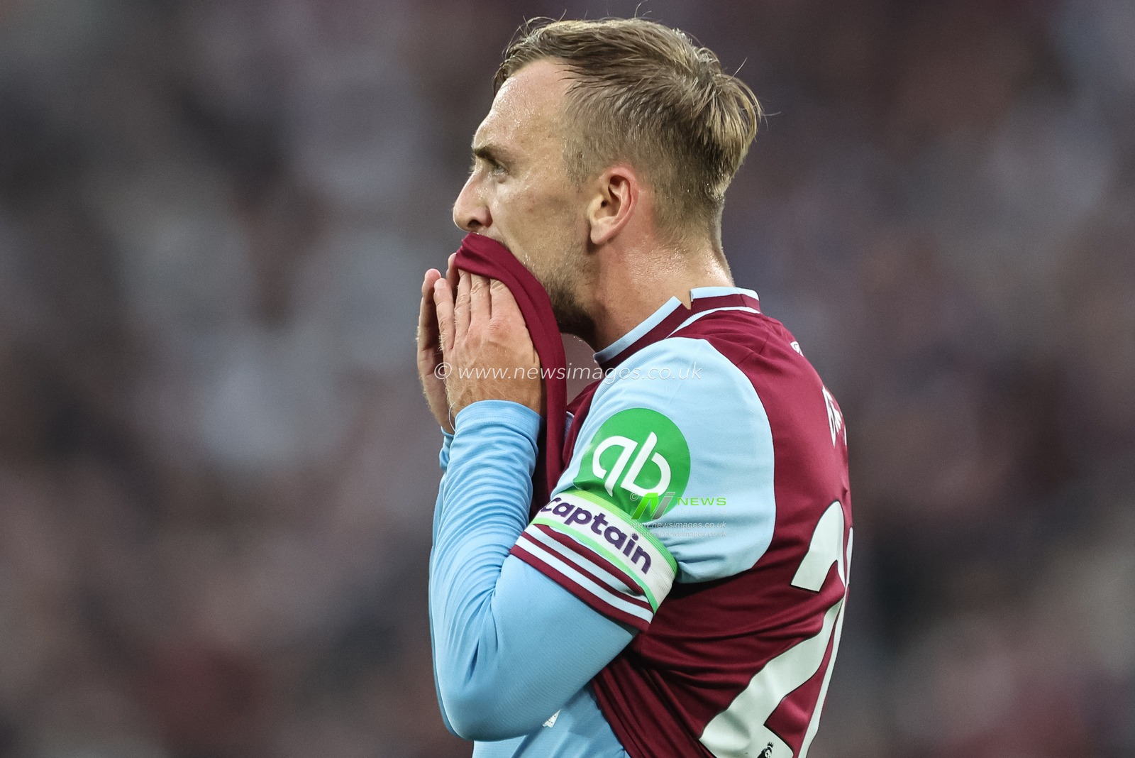 Jarrod Bowen of West Ham United wipes his face  during the Premier League match West Ham United vs Manchester City at London Stadium, London, United Kingdom, 31st August 2024

(Photo by Mark Cosgrove/News Images)