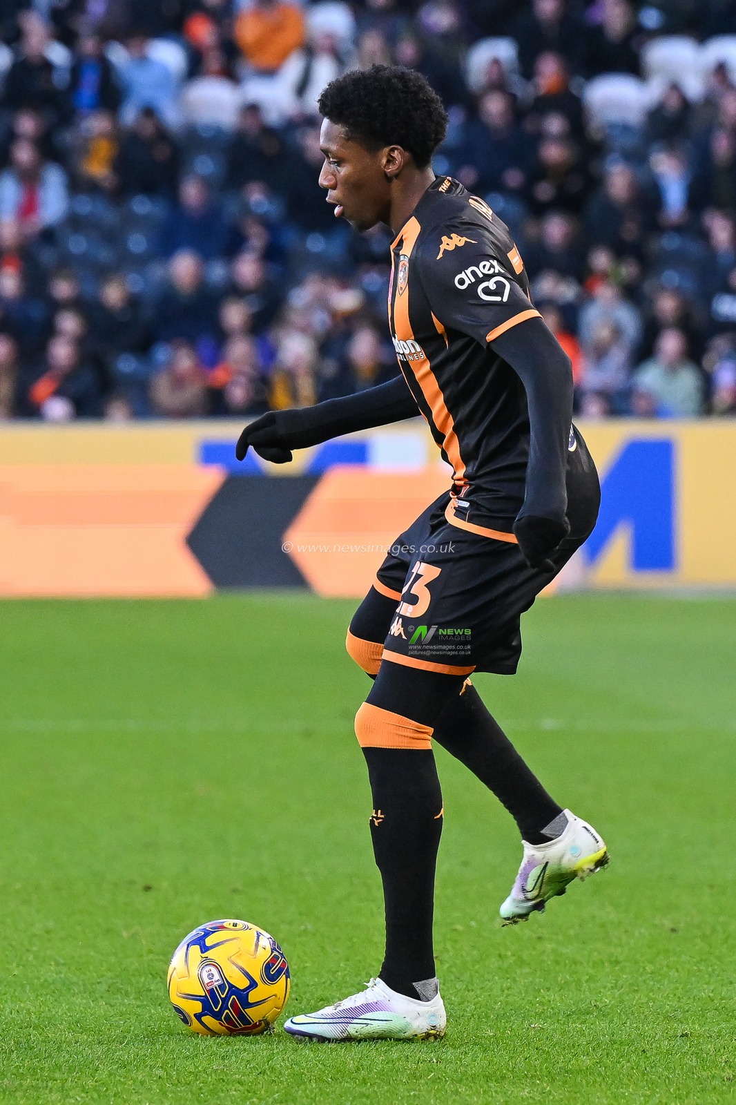 Jaden Philogene-Bidace #23 of Hull City makes a break with the ball during the Sky Bet Championship match Hull City vs Huddersfield Town at MKM Stadium, Hull, United Kingdom, 11th November 2023

(Photo by Craig Thomas/News Images)