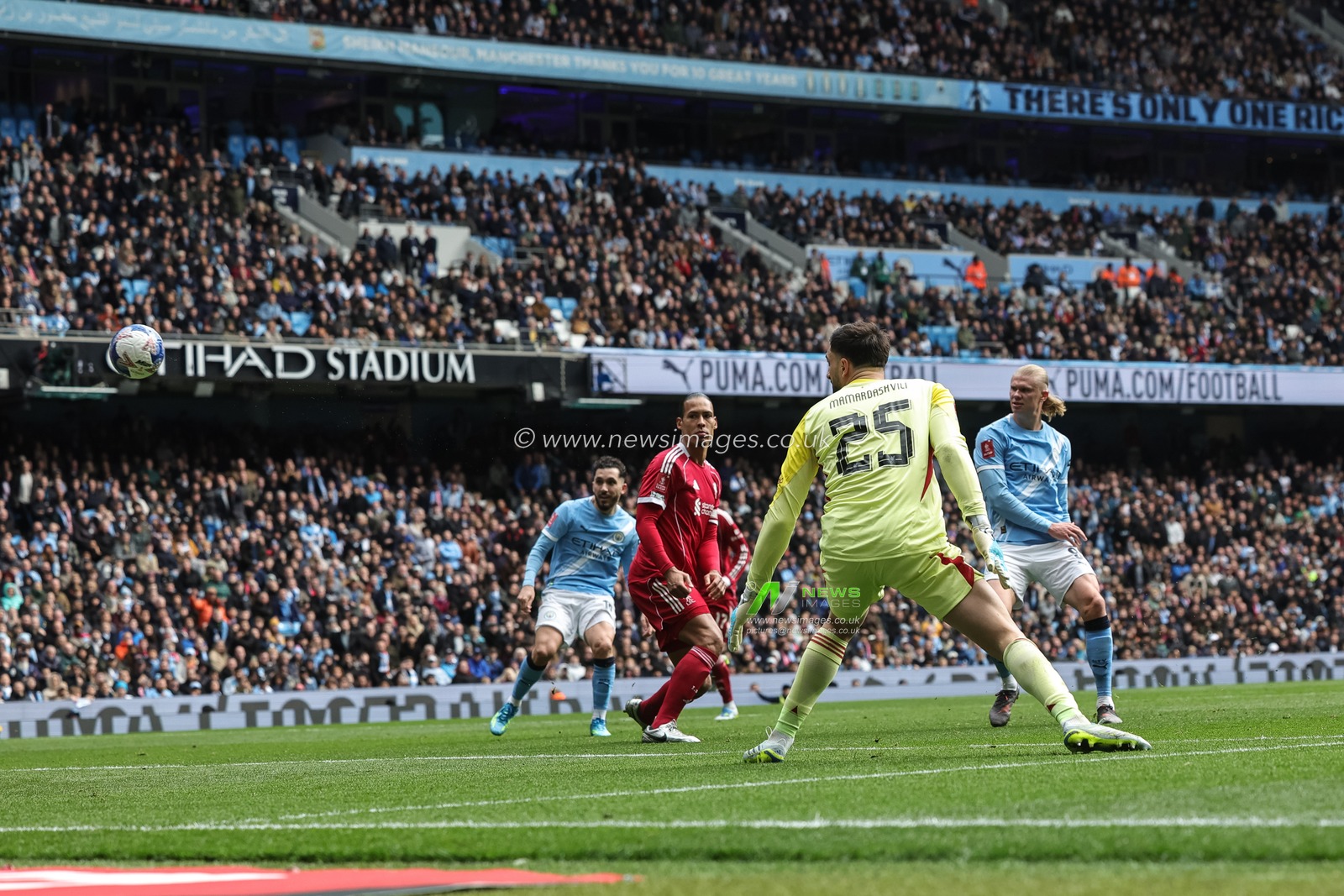 Erling Haaland of Manchester City scores his hat-trick to make it 4-0 during the Emirates FA Cup Quarter-Final match Manchester City vs Liverpool at Etihad Stadium, Manchester, United Kingdom on 04 April 2026

(Photo by Mark Cosgrove/News Images)