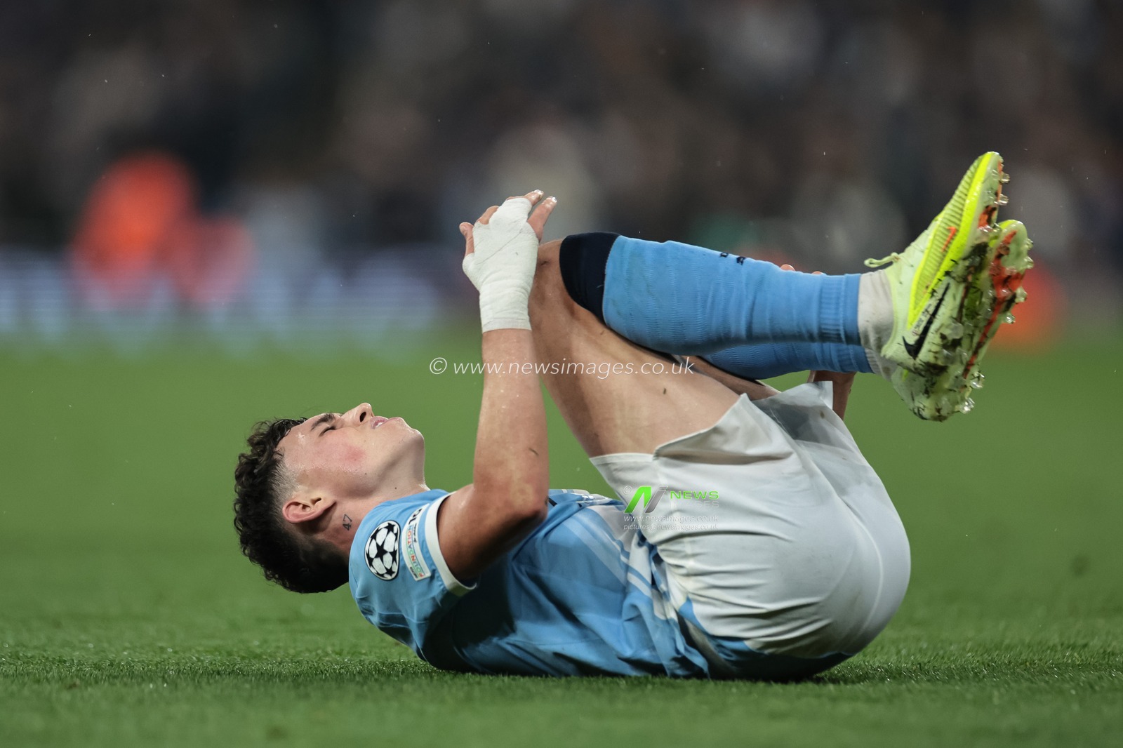 Phil Foden of Manchester City takes a knock  during the UEFA Champions League Matchday 4 of 8 Manchester City vs Borussia Dortmund at the City of Manchester Stadium, Manchester, United Kingdom, 5th November 2025

(Photo by Mark Cosgrove/News Images)

*** GER AUT SUI OUT ***