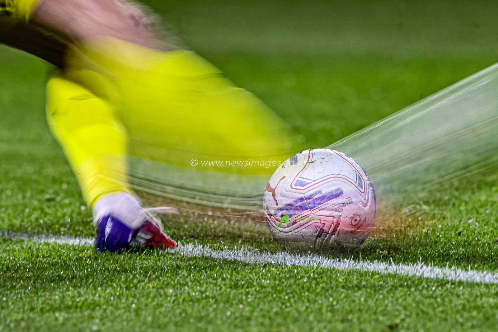 Barnsley goalkeeper Rogan Ravenhill takes a goal kick during the Sky Bet League One match Barnsley vs Blackpool at Oakwell, Barnsley, United Kingdom on 02 September 2026

(Photo by Alfie Cosgrove/News Images)